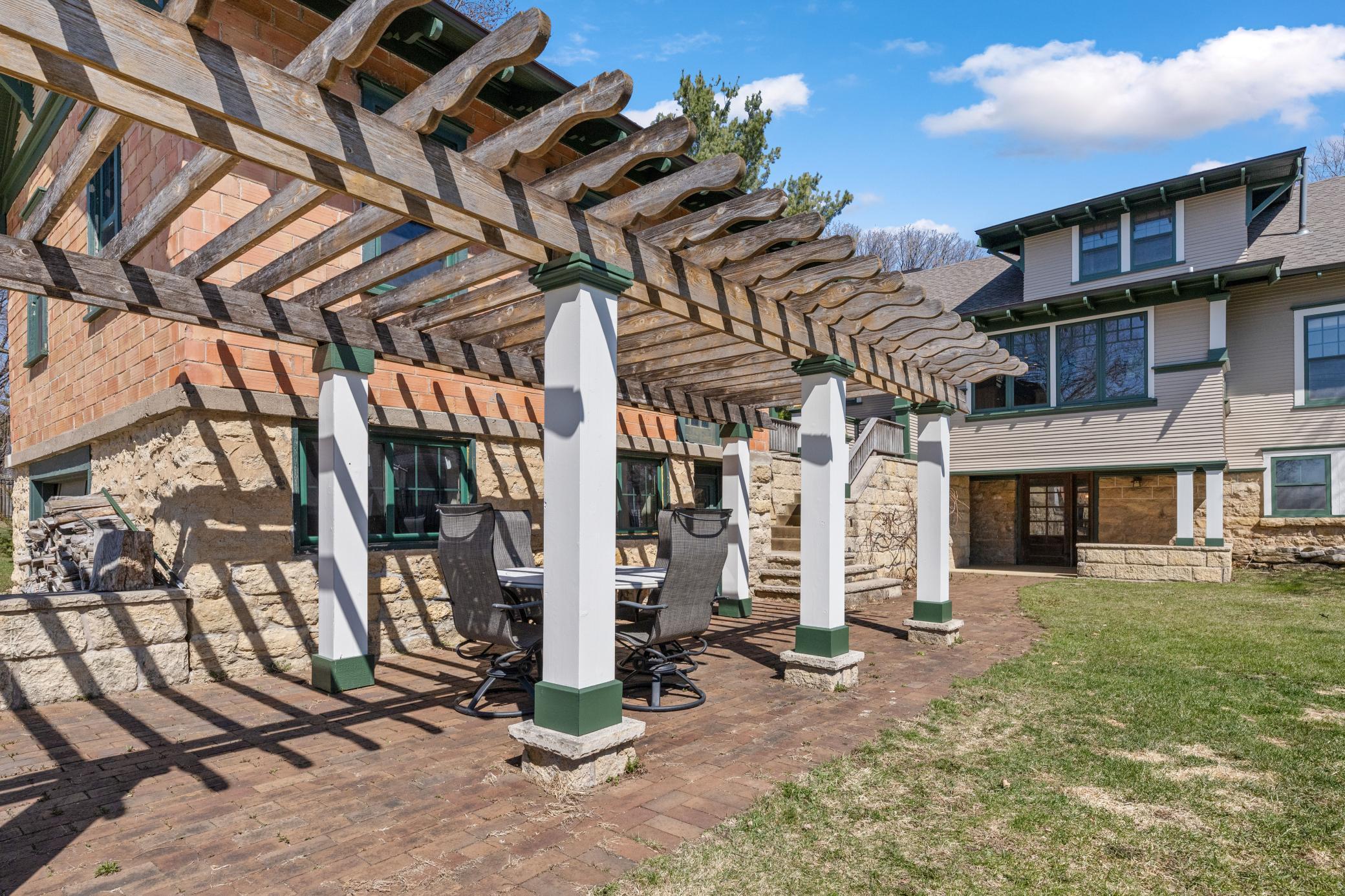 300 5 St Sw (30).jpg