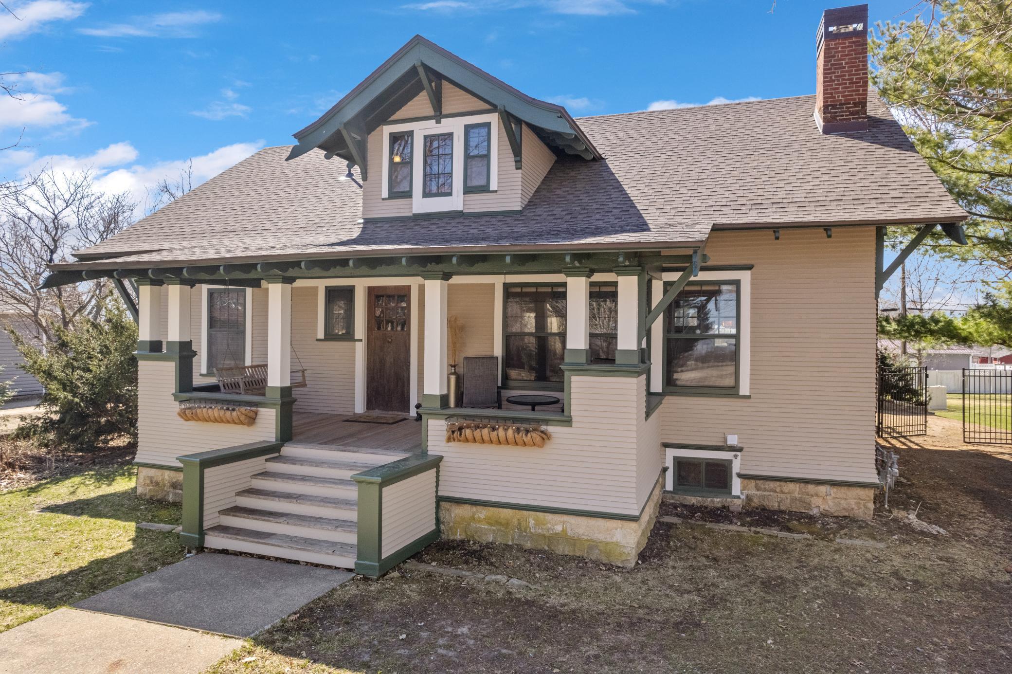 Welcome to 300 5 St SW!