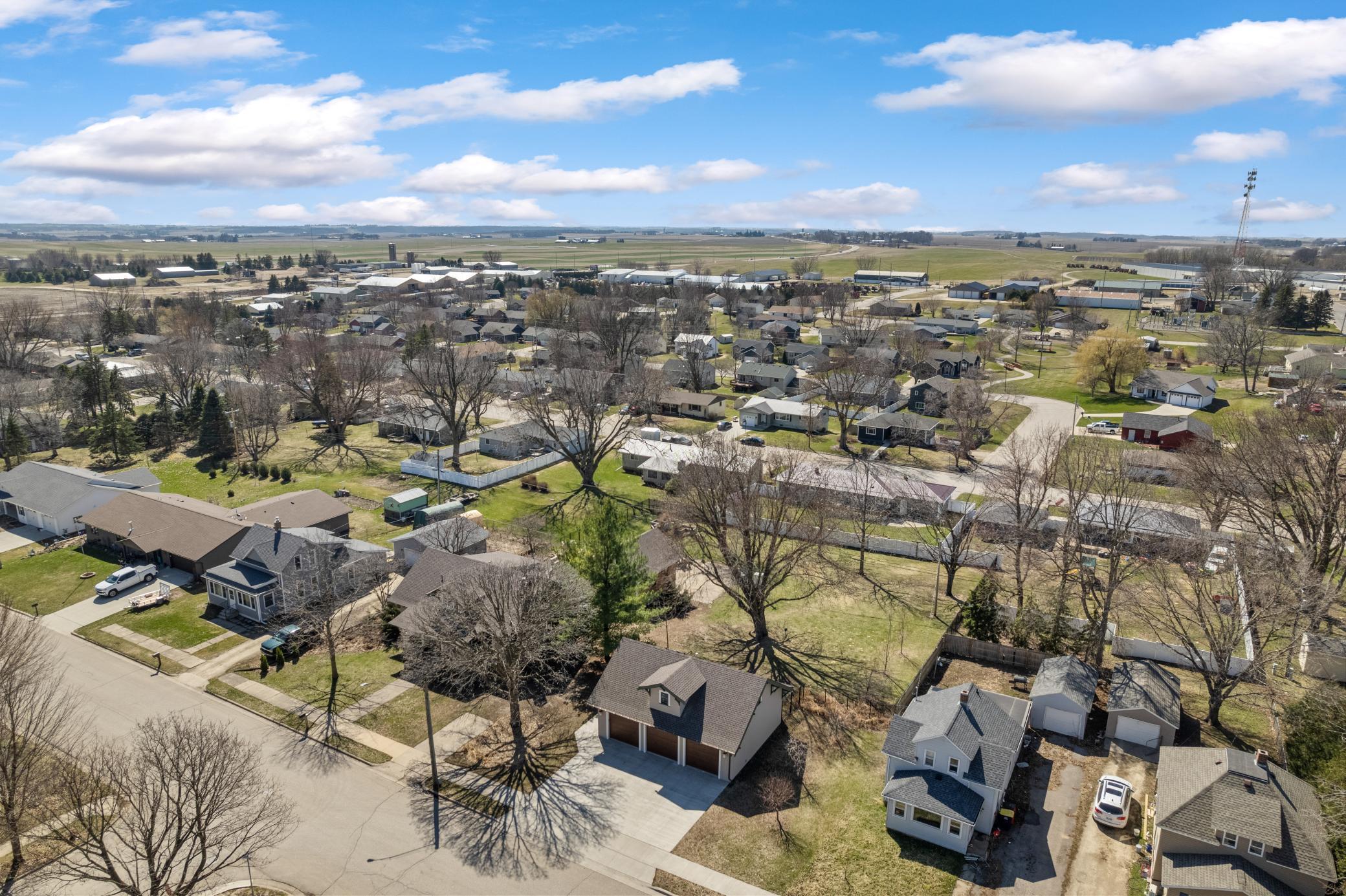 300 5 St Sw (39).jpg