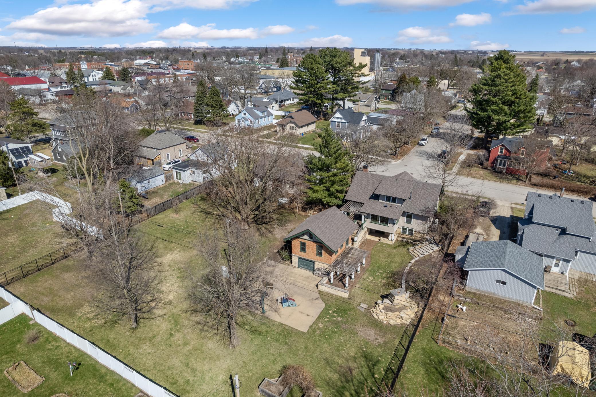 300 5 St Sw (40).jpg