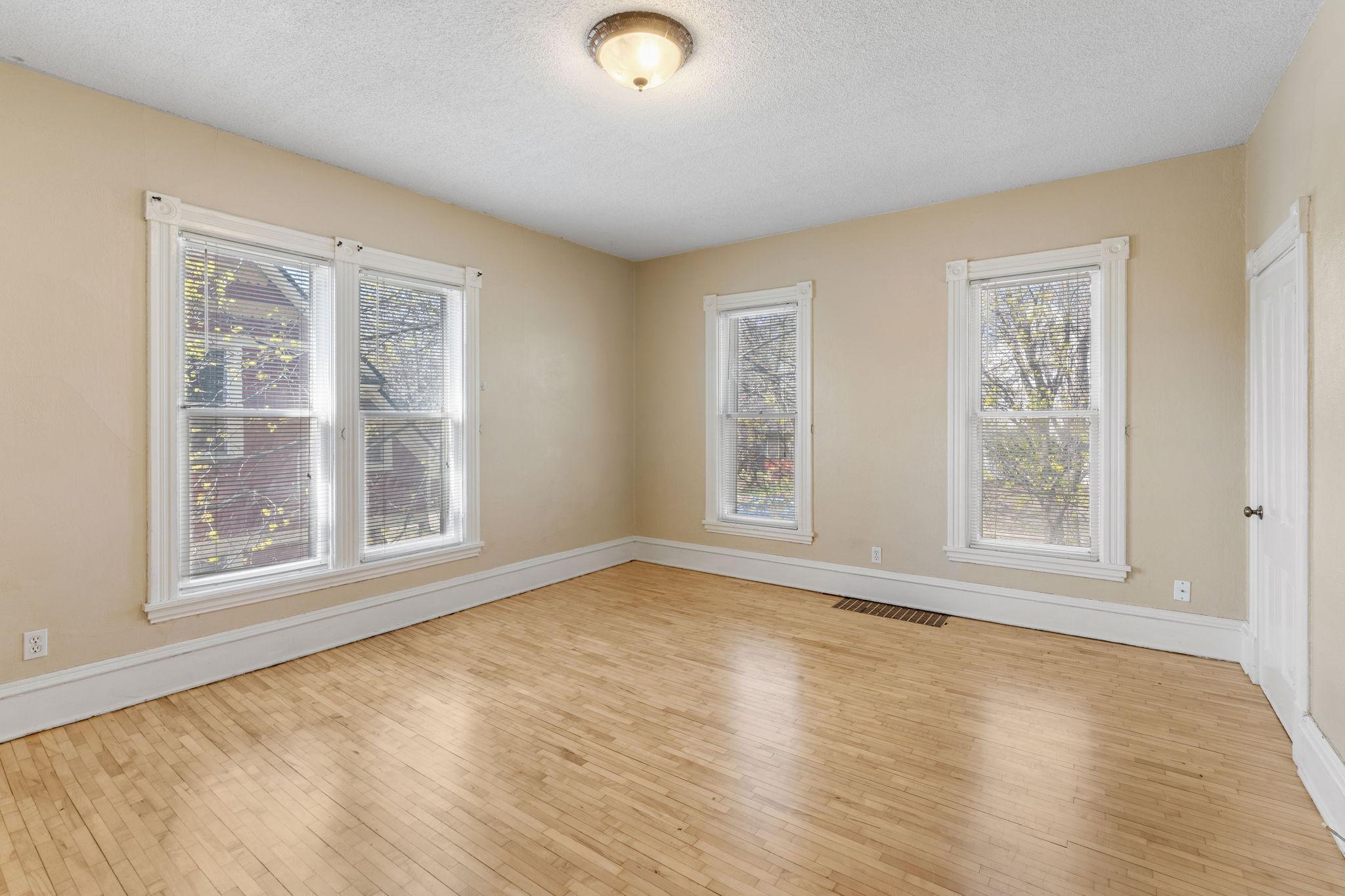 We start out in unit 4, ready for its next occupant.