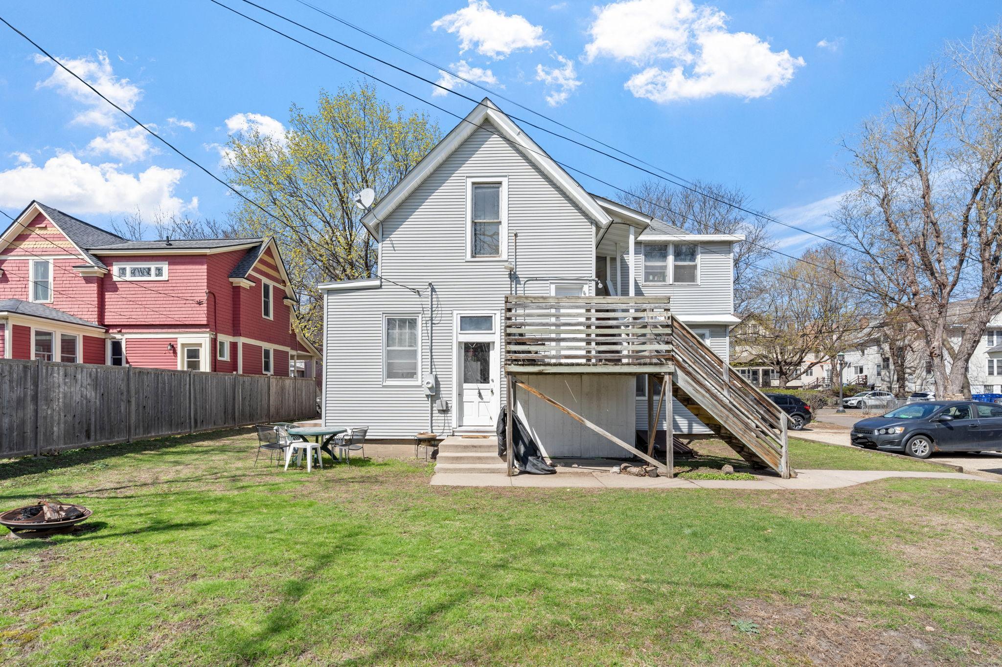 A good view of the vinyl siding.