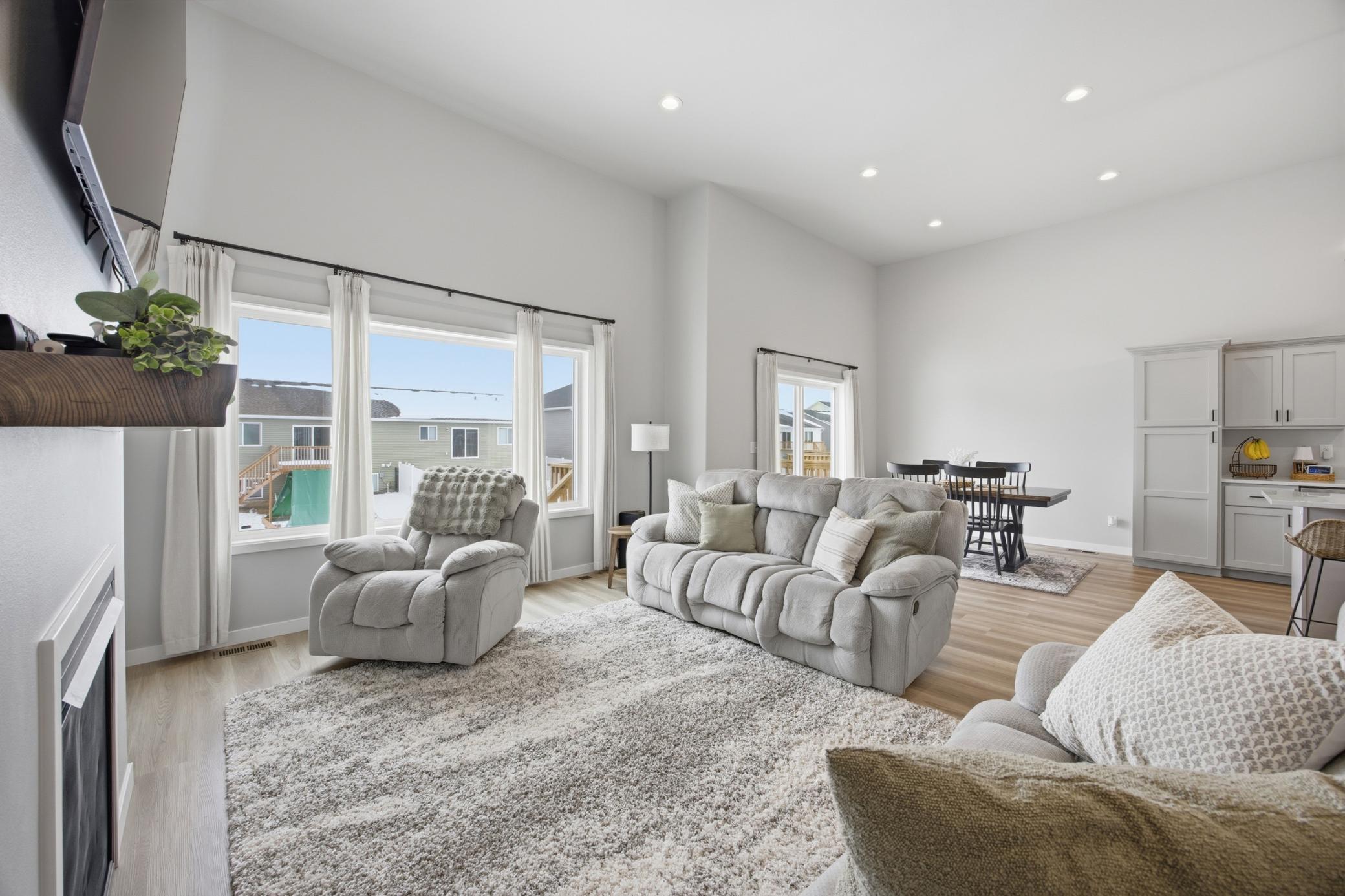 LIVING AREA/DINING (UPPER)