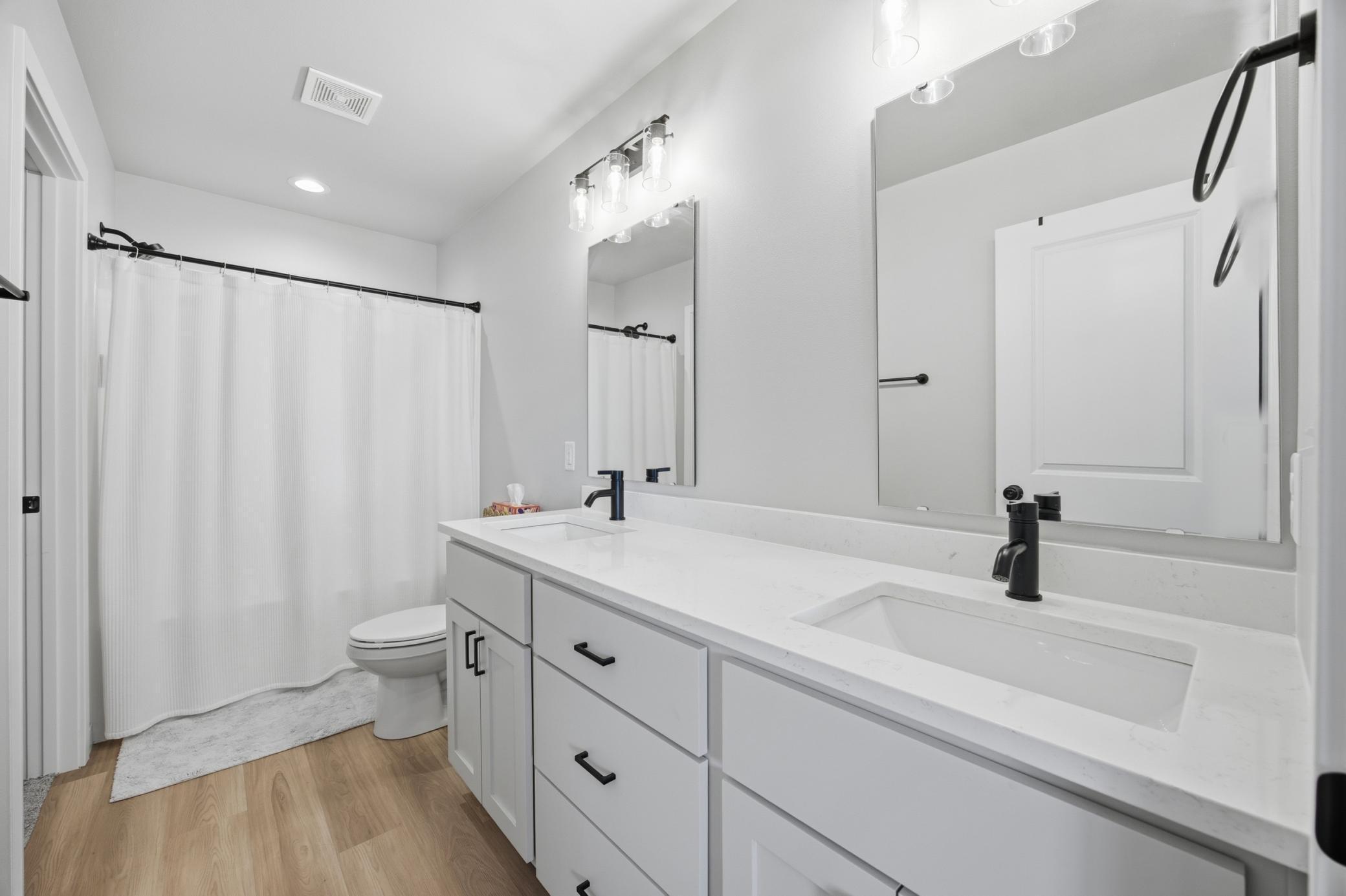 MASTER BATHROOM (UPPER)