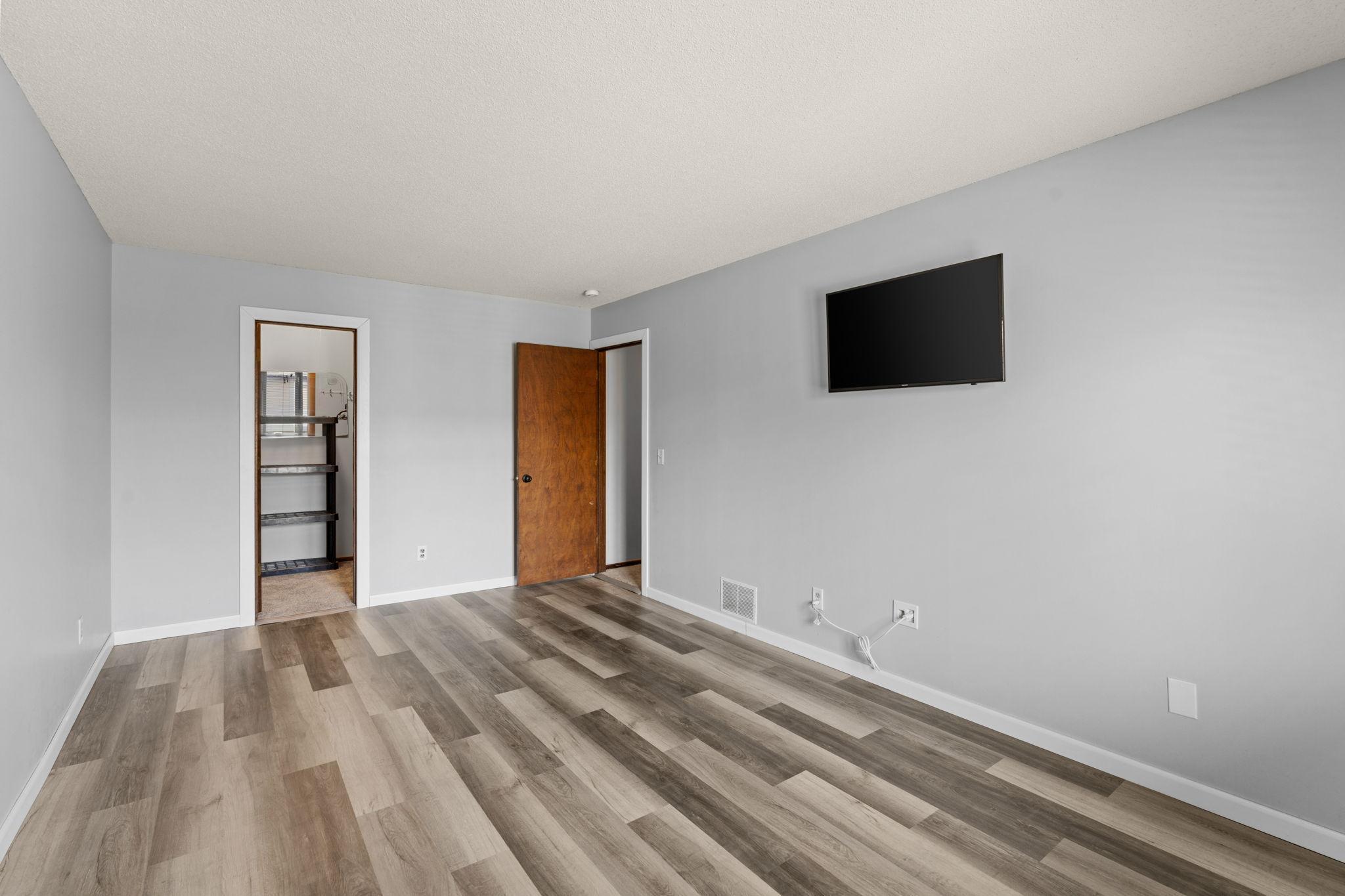 23-web-or-mls-14661 94th Pl N-23.jpg