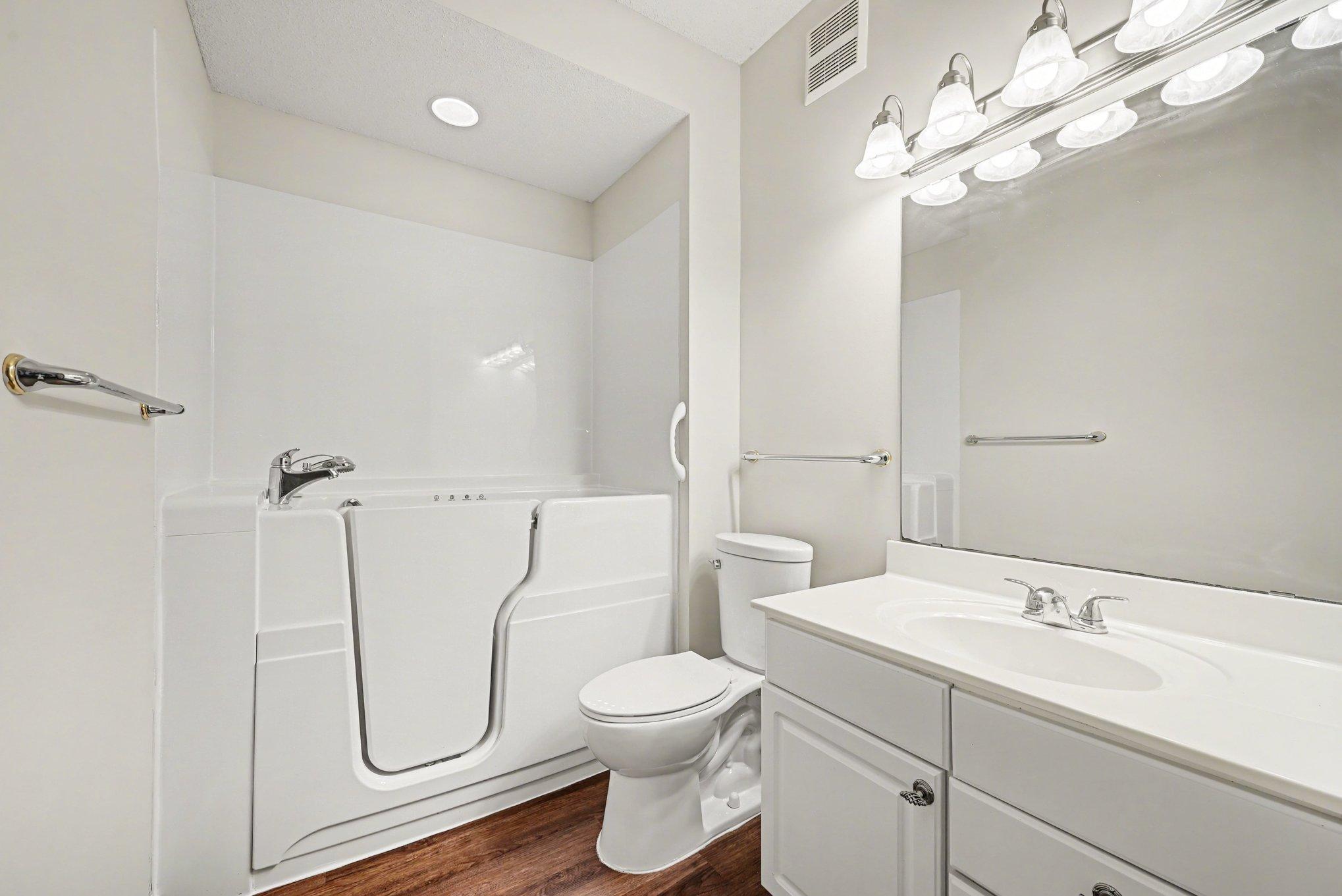 Walk in Jaccuzi tub!