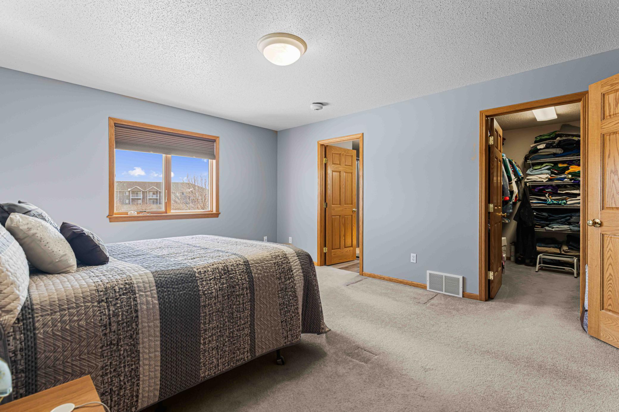 Primary bedroom - 15.10' x 13.3'