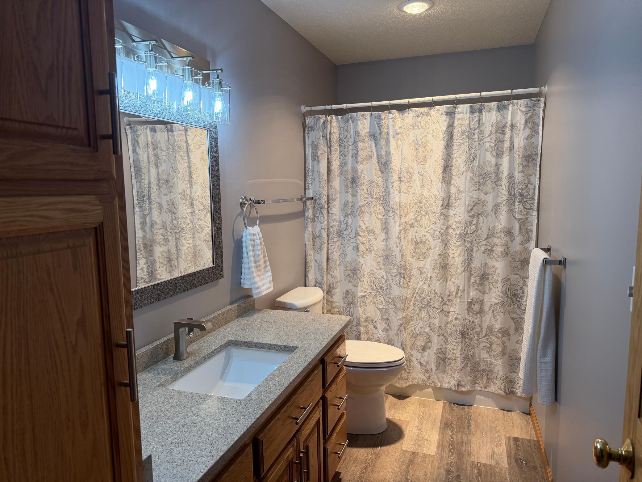 Upstairs Full Bathroom