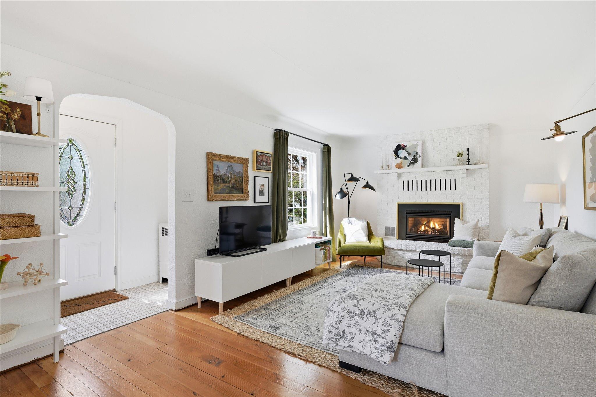 The shelf on the left is NOT included - please exclude that from your offer. Curtains too please.