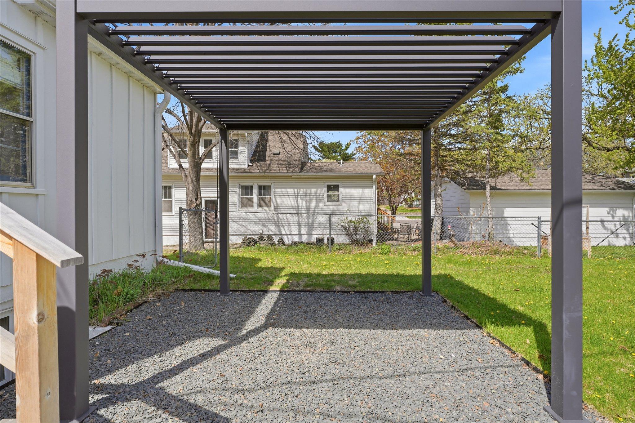The pergola IS indeed included in the sale.