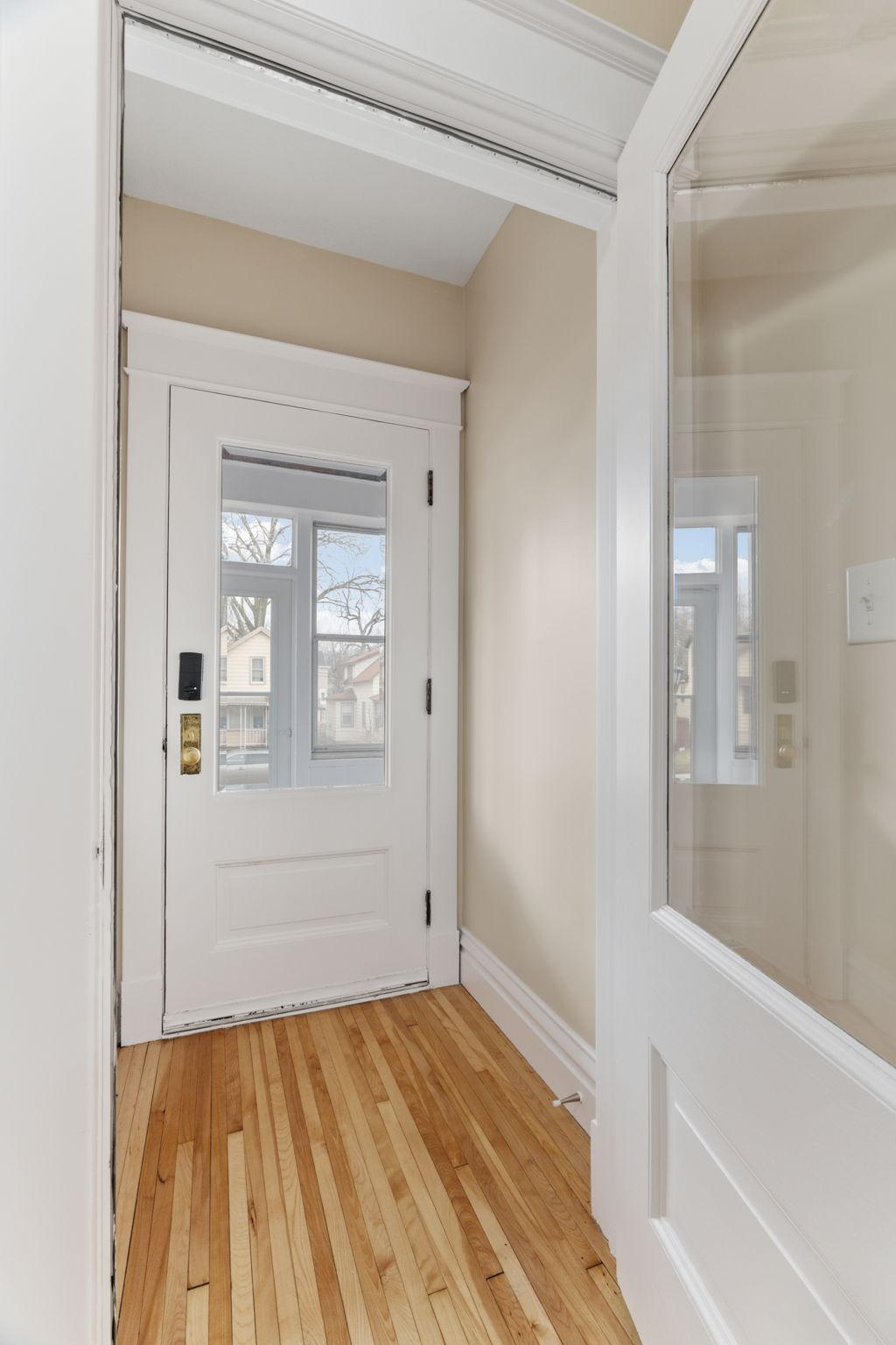 18-web-or-mls-1032 Minnehaha Ave E-18.jpg