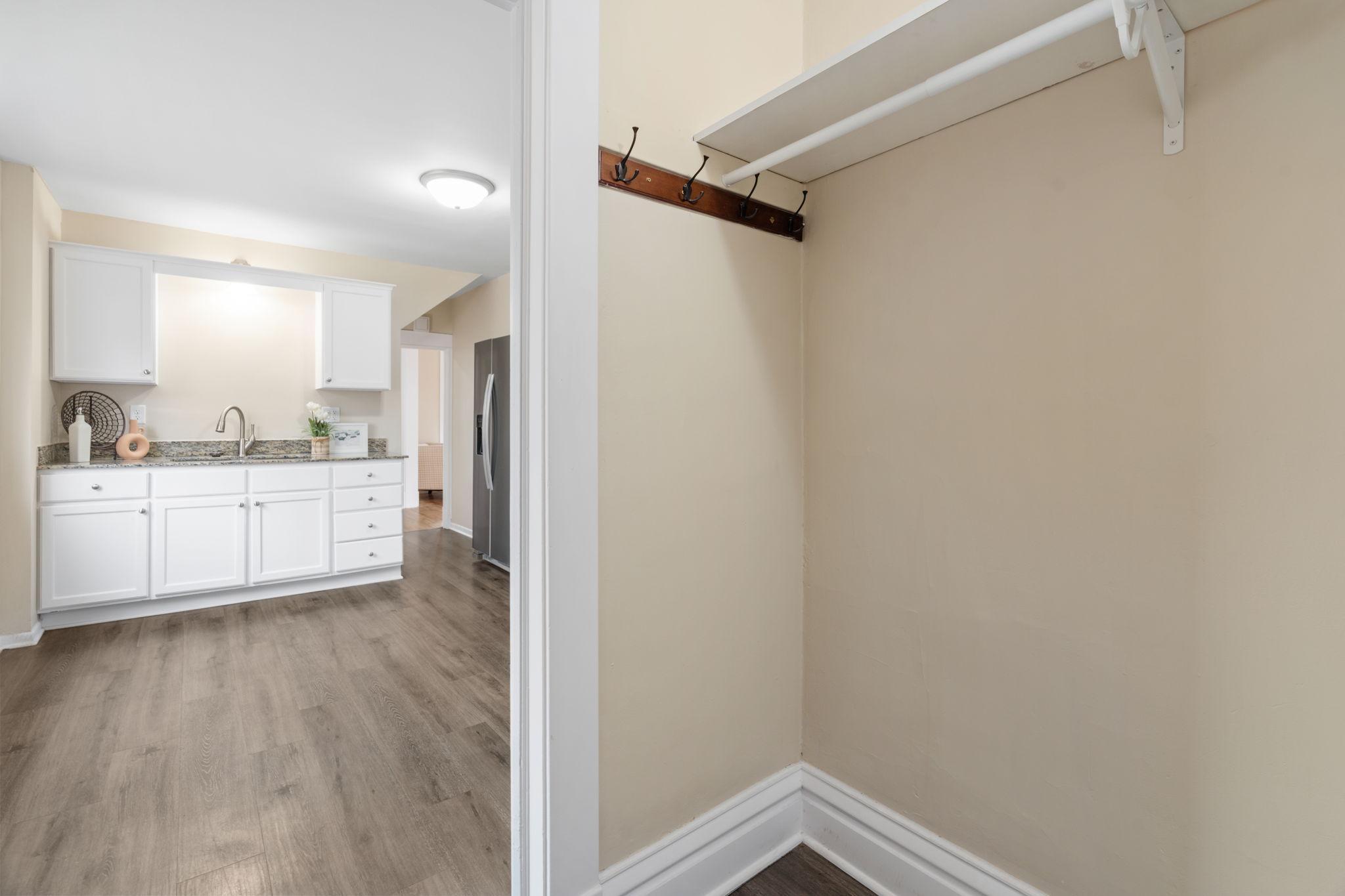 41-web-or-mls-1032 Minnehaha Ave E-41.jpg