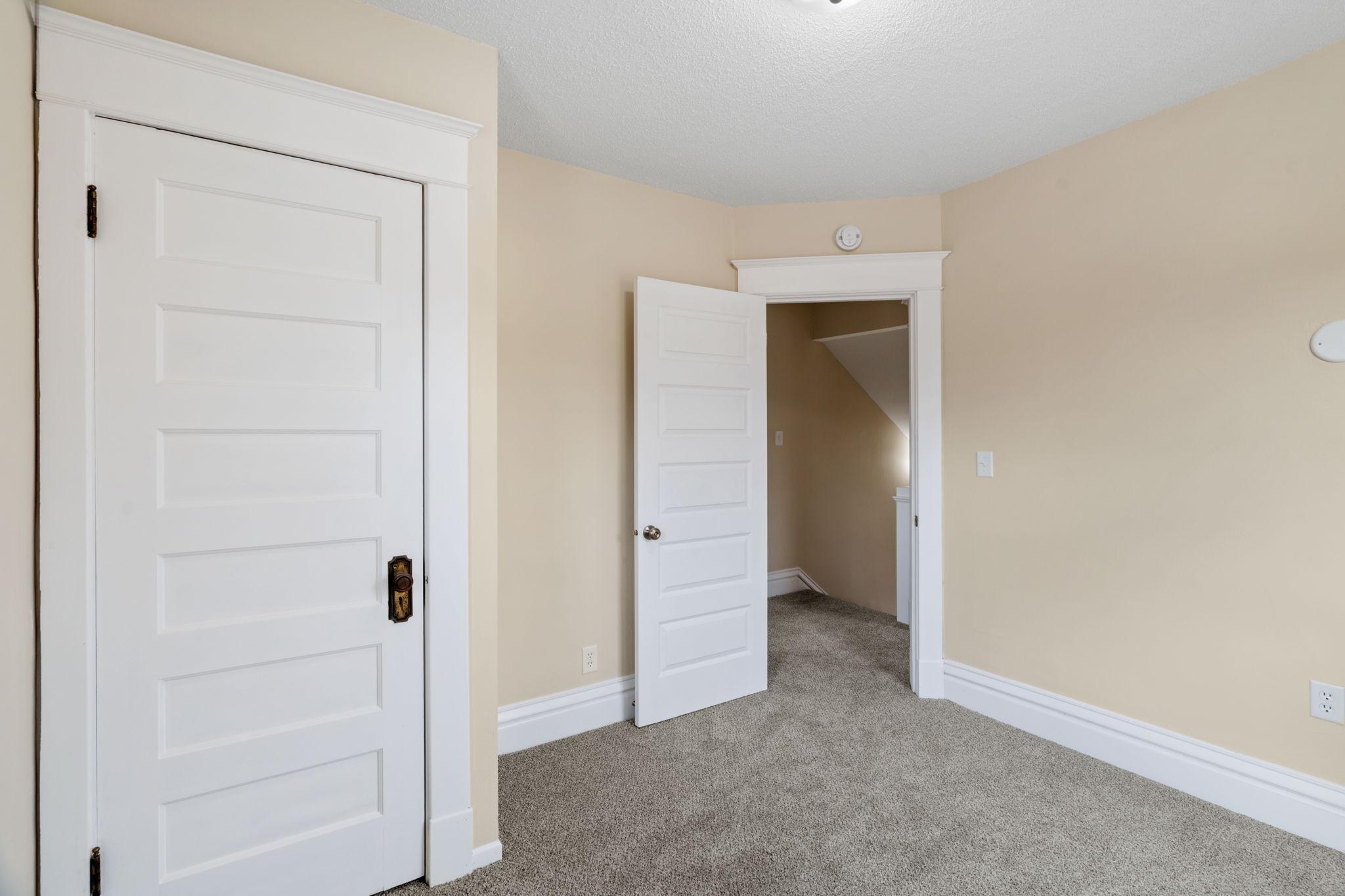 47-web-or-mls-1032 Minnehaha Ave E-47.jpg