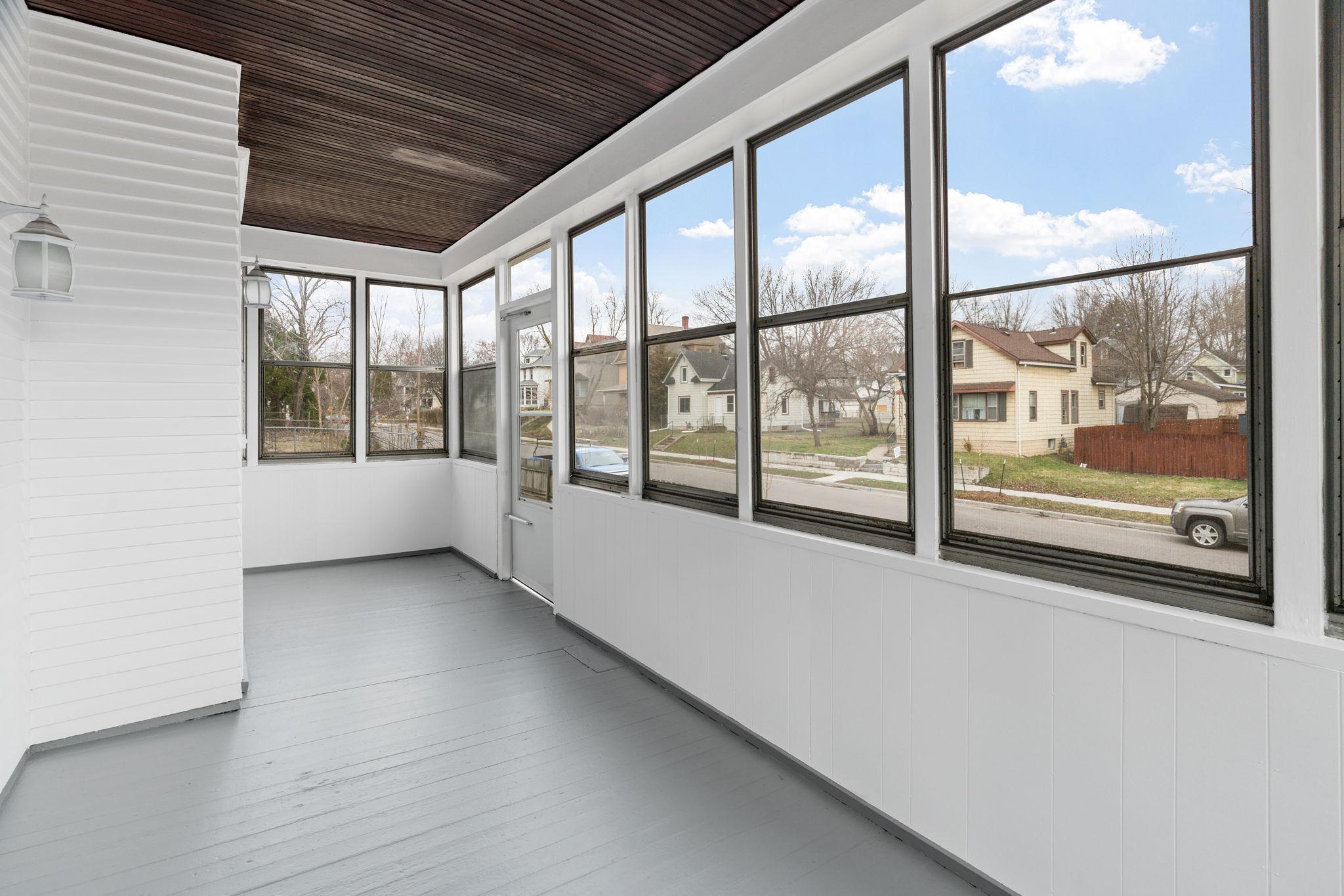 17-web-or-mls-1032 Minnehaha Ave E-17.jpg