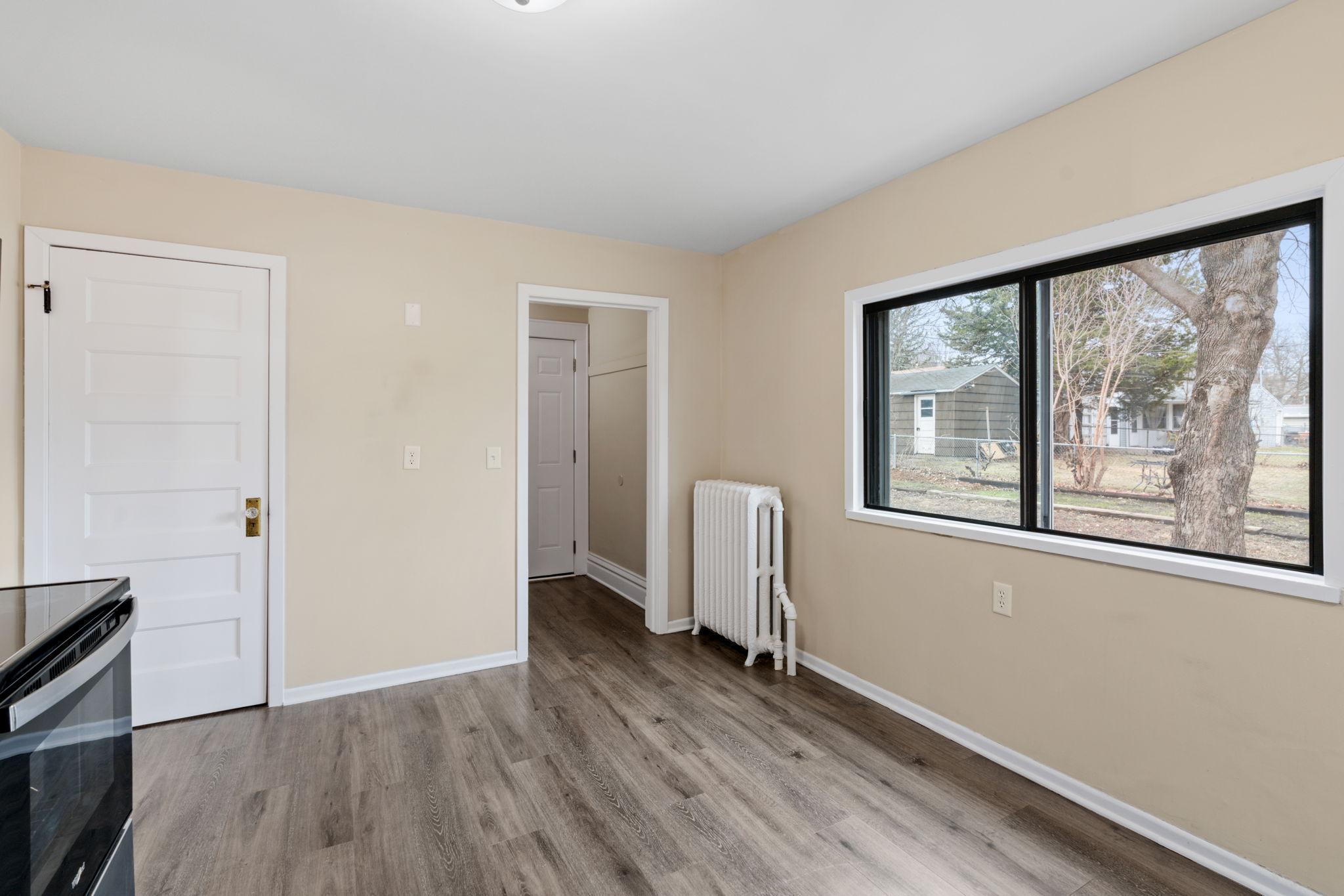 36-web-or-mls-1032 Minnehaha Ave E-36.jpg