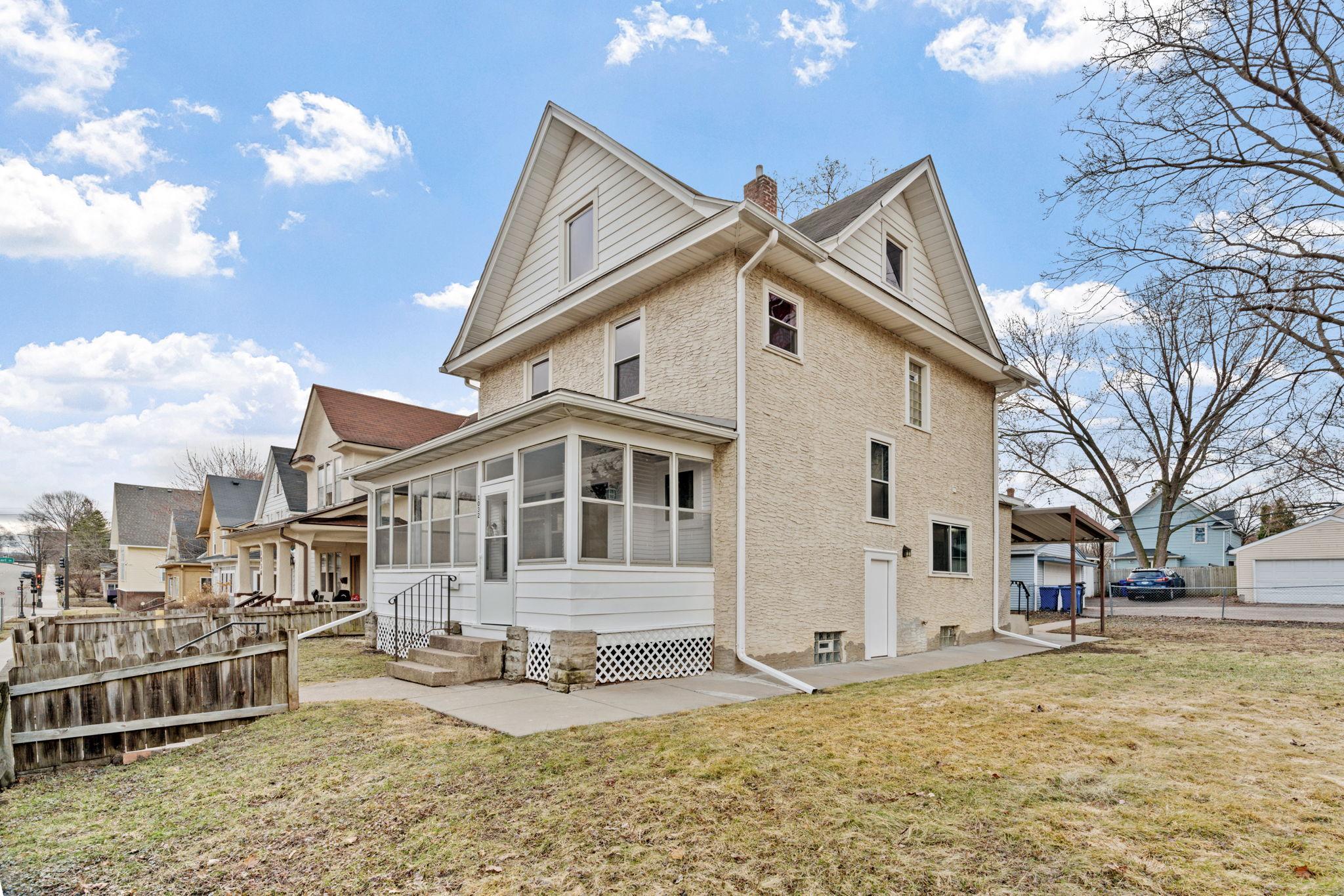 5-web-or-mls-1032 Minnehaha Ave E-5.jpg