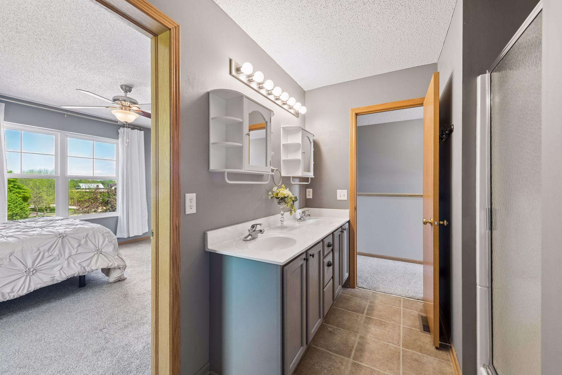Upstairs Full Bathroom