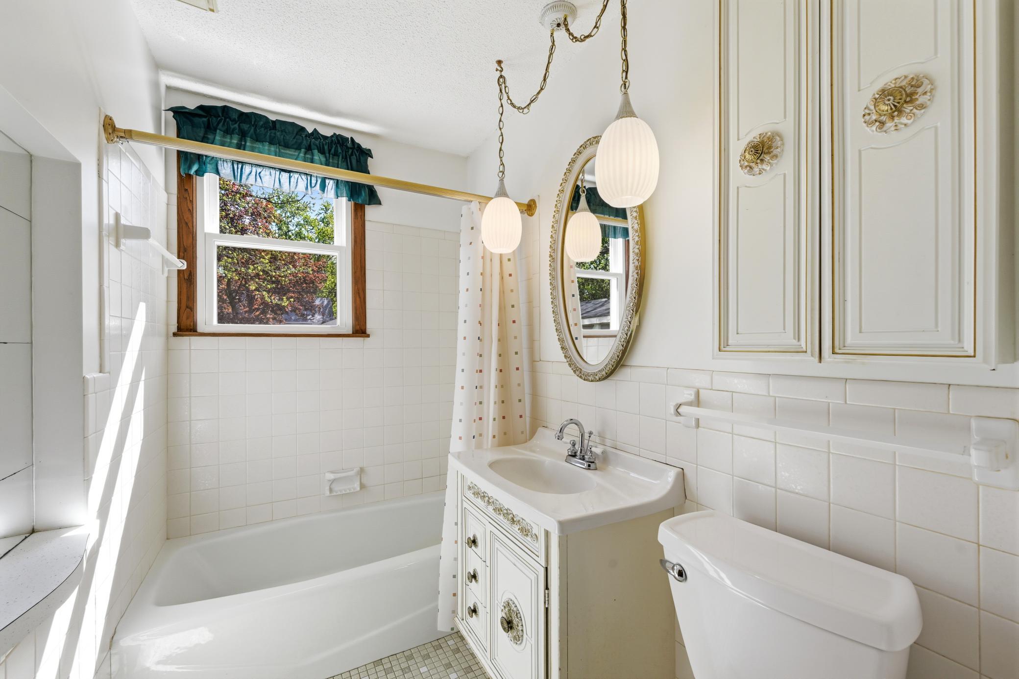Main floor full bathroom
