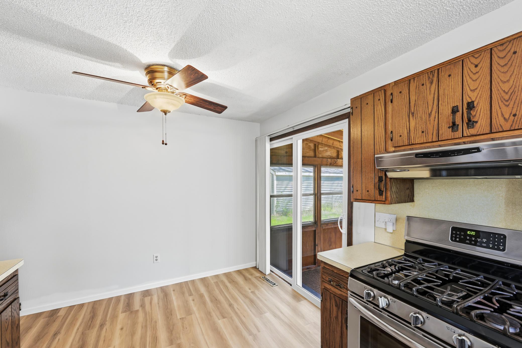 Kitchen & eat in area