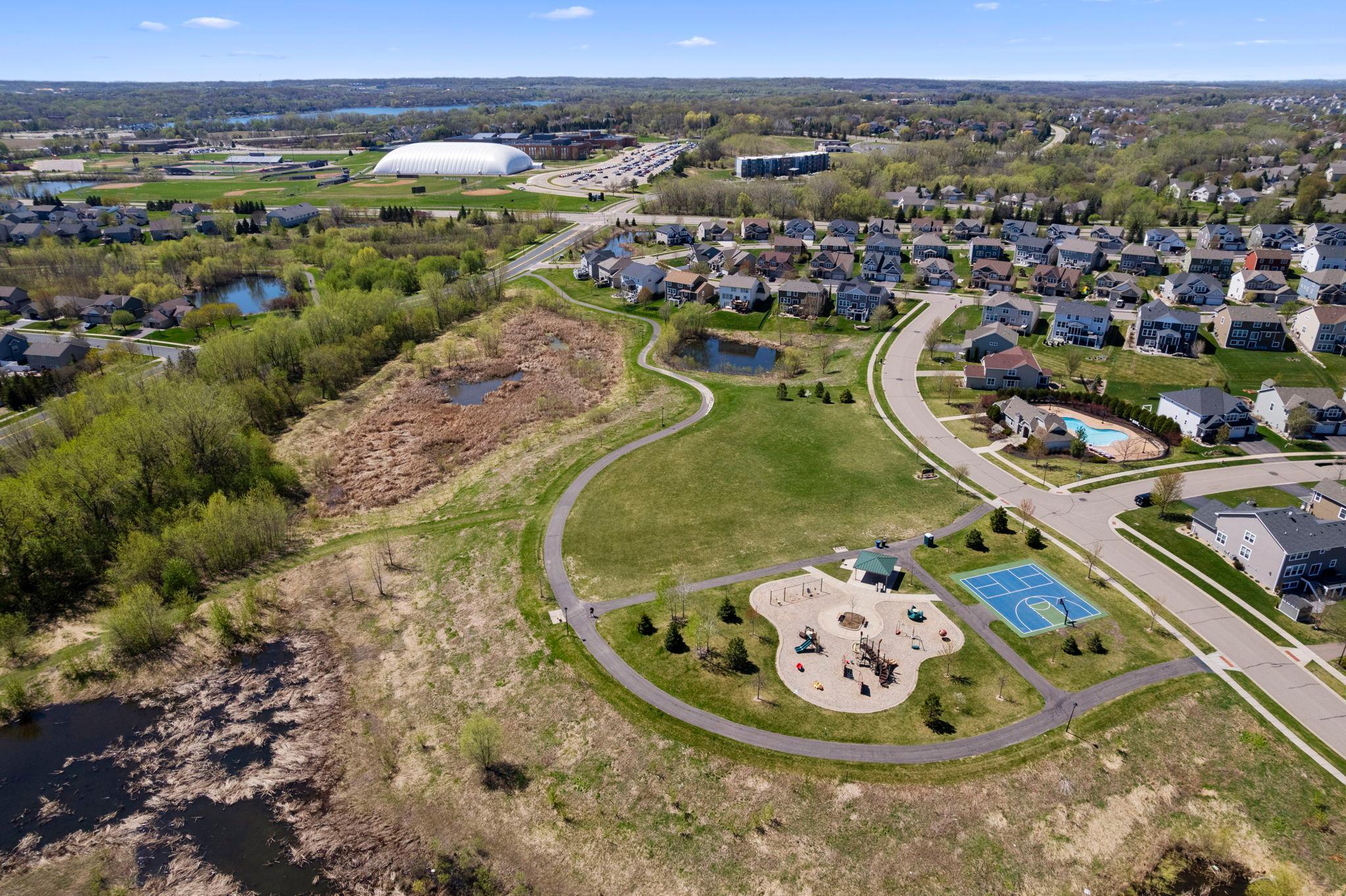 Community offers tennis/pickleball courts!