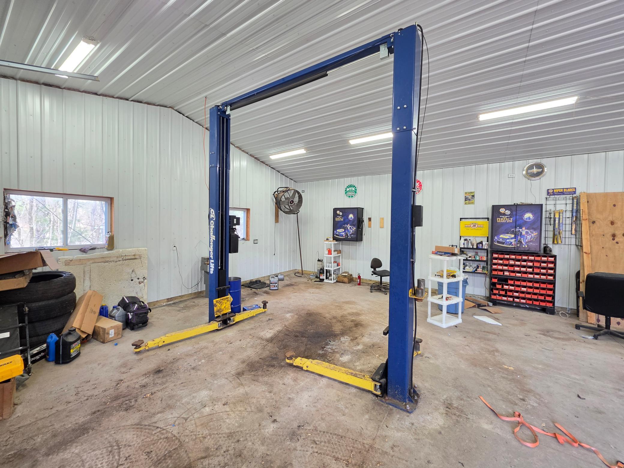 10,000 pound Challenger Lift stays with proeprty!