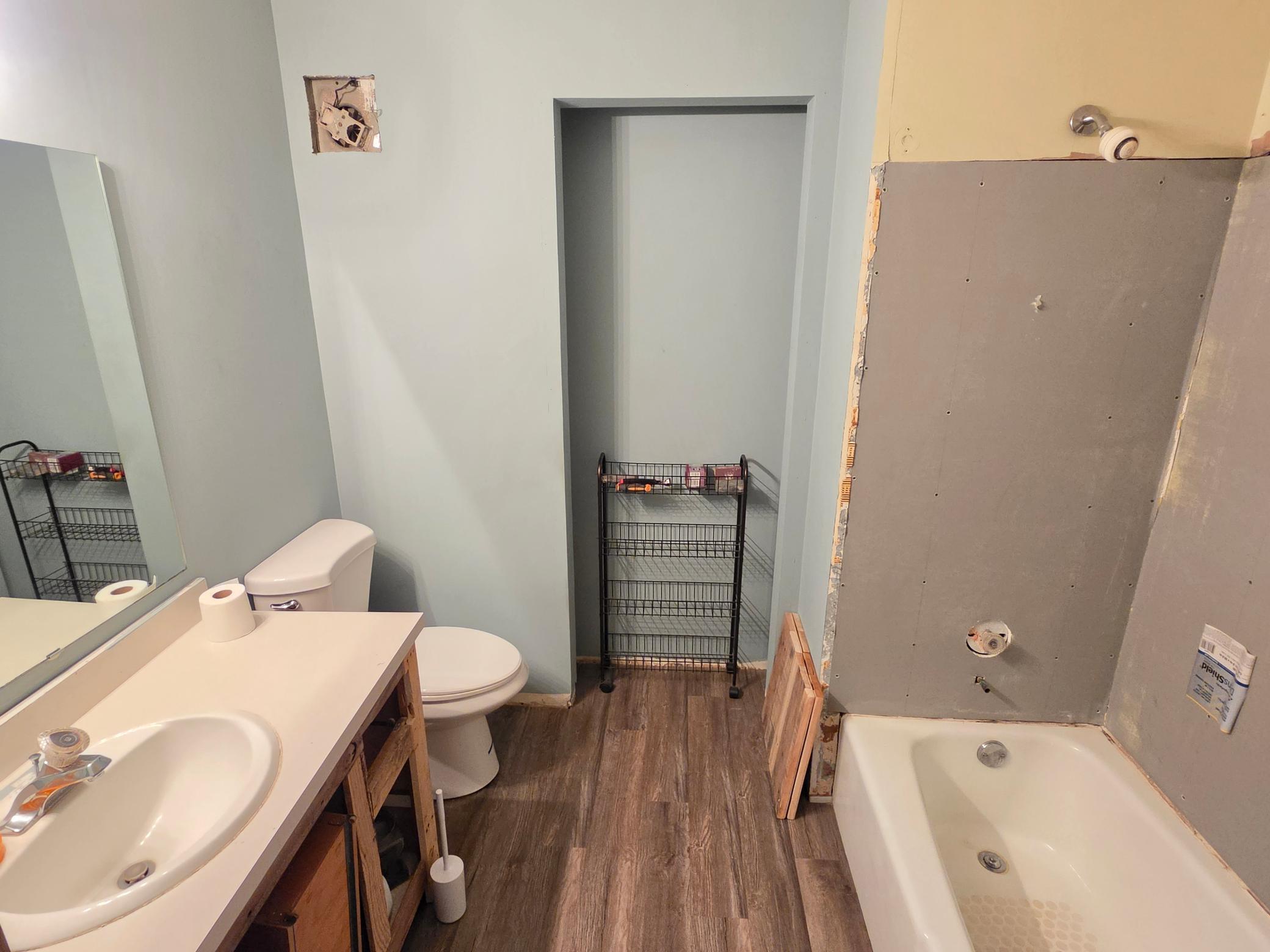 Upper level full bath.