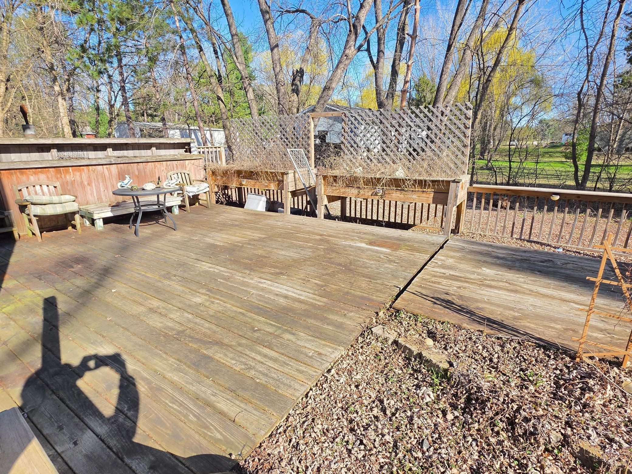 Plenty of space for gatherings, with a bar in the middle!