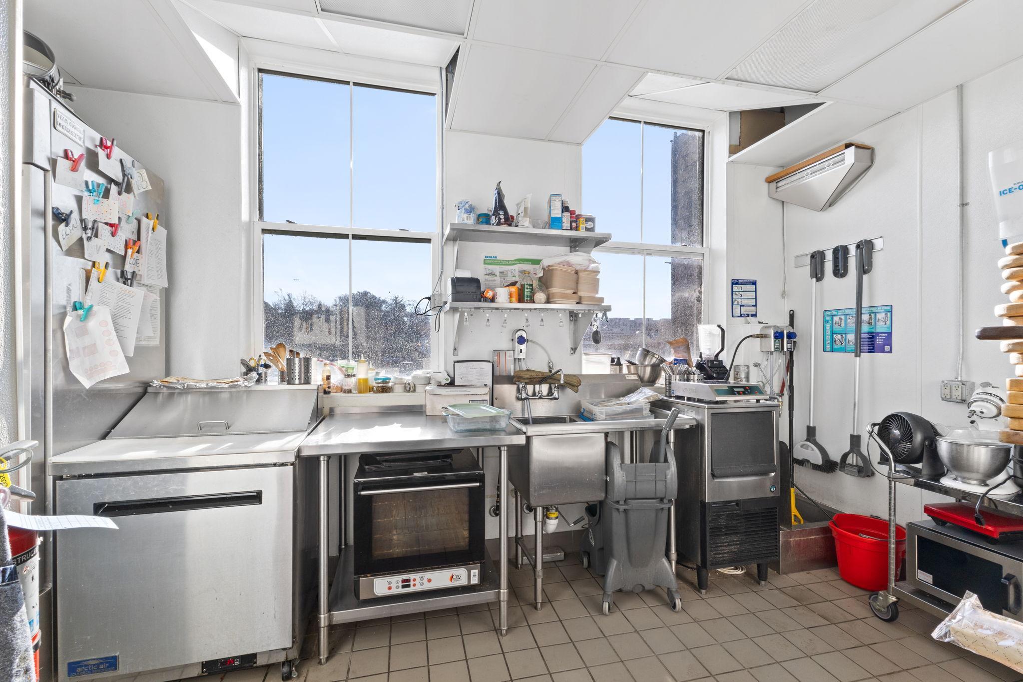Fixtures and personal property does not stay with the property.
