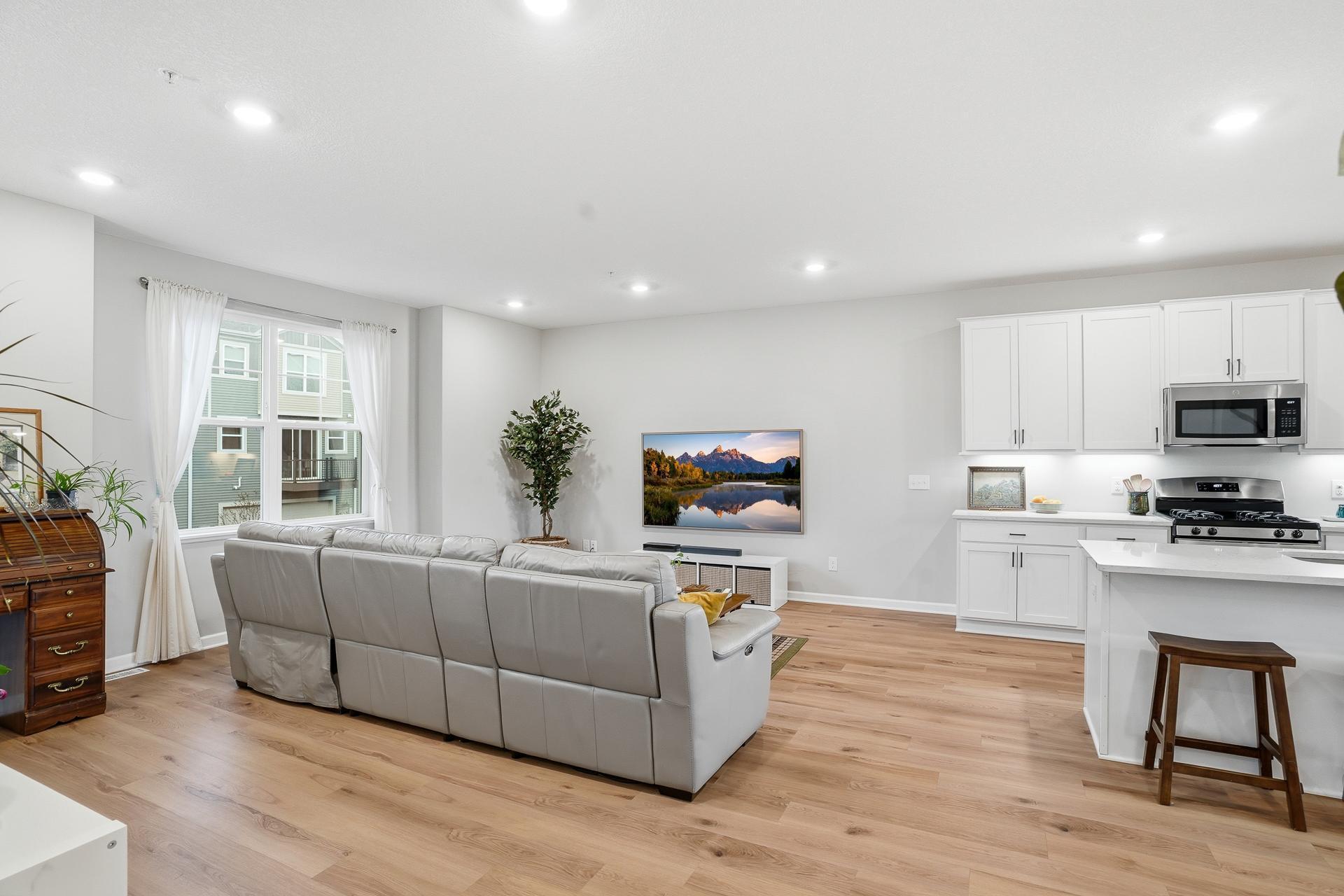 Family room with great natural lighting and modern design finishes.
