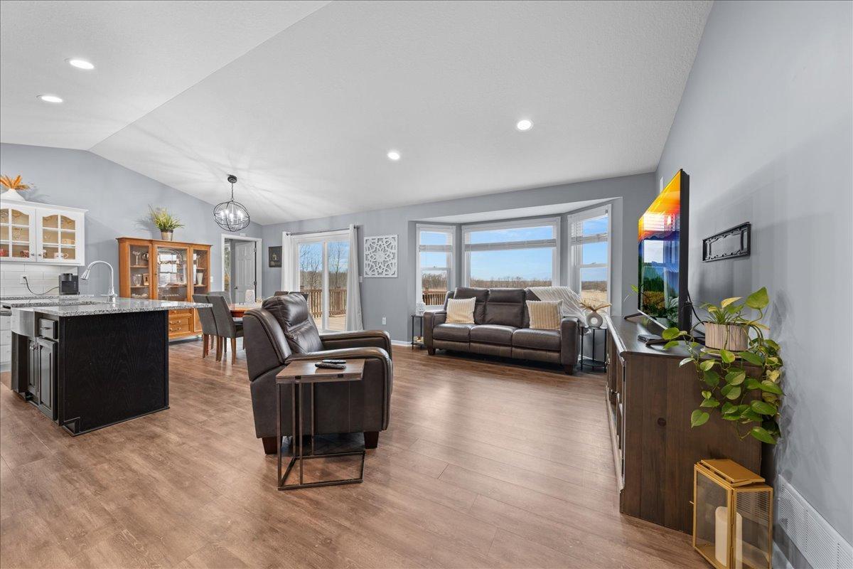 Gorgeous Open Floor Plan!