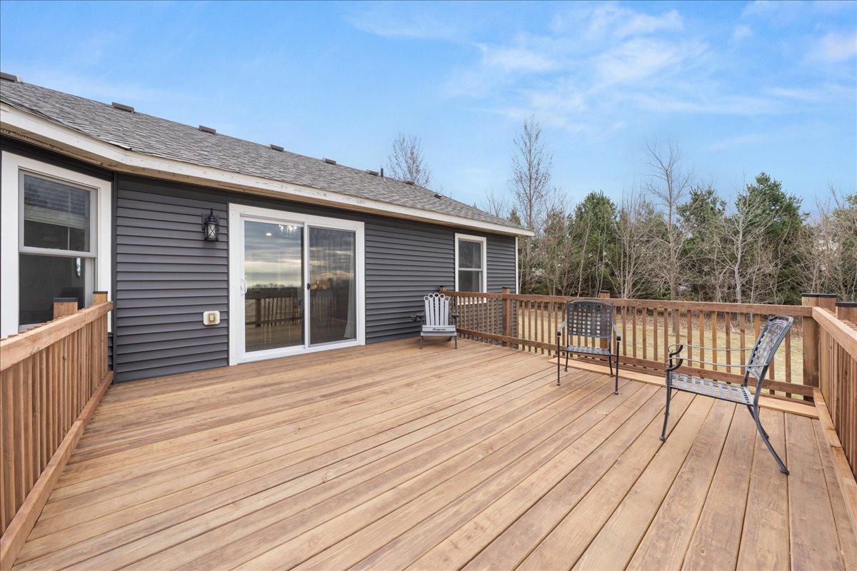 BRAND NEW DECK & SLIDING GLASS DOORS!