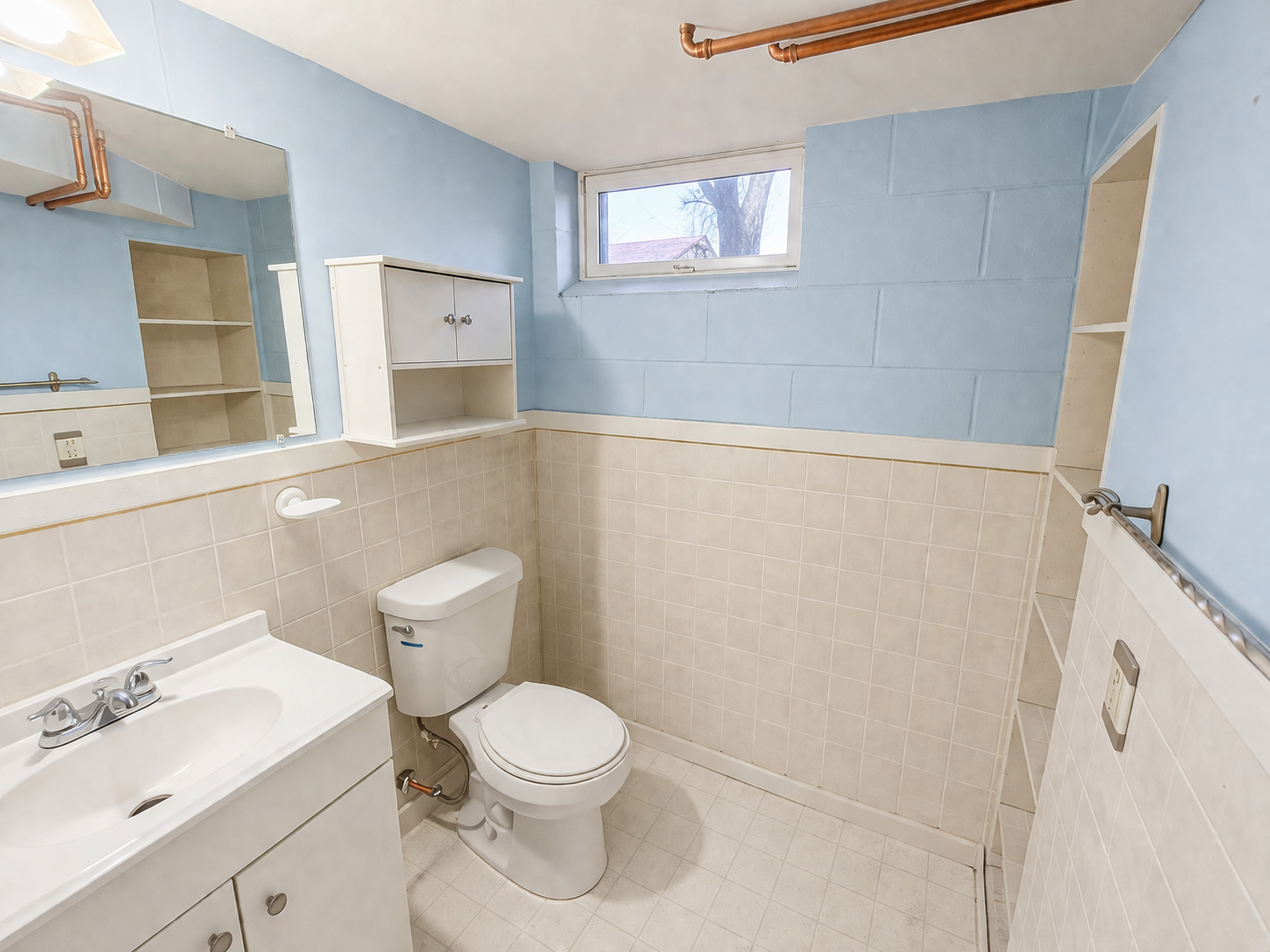 Lower level 1/2 bath