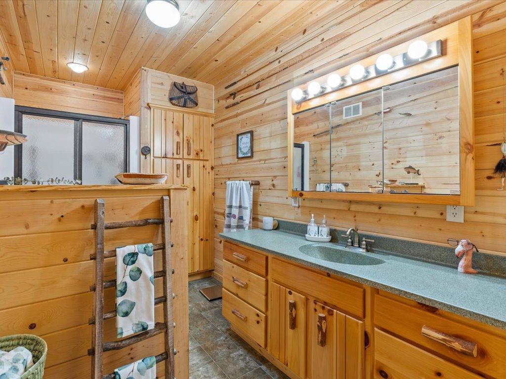 Lower level 3/4 bath.