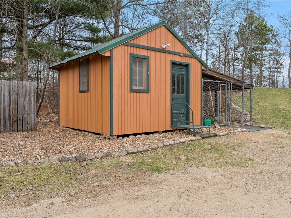 Garden shed/kennel.