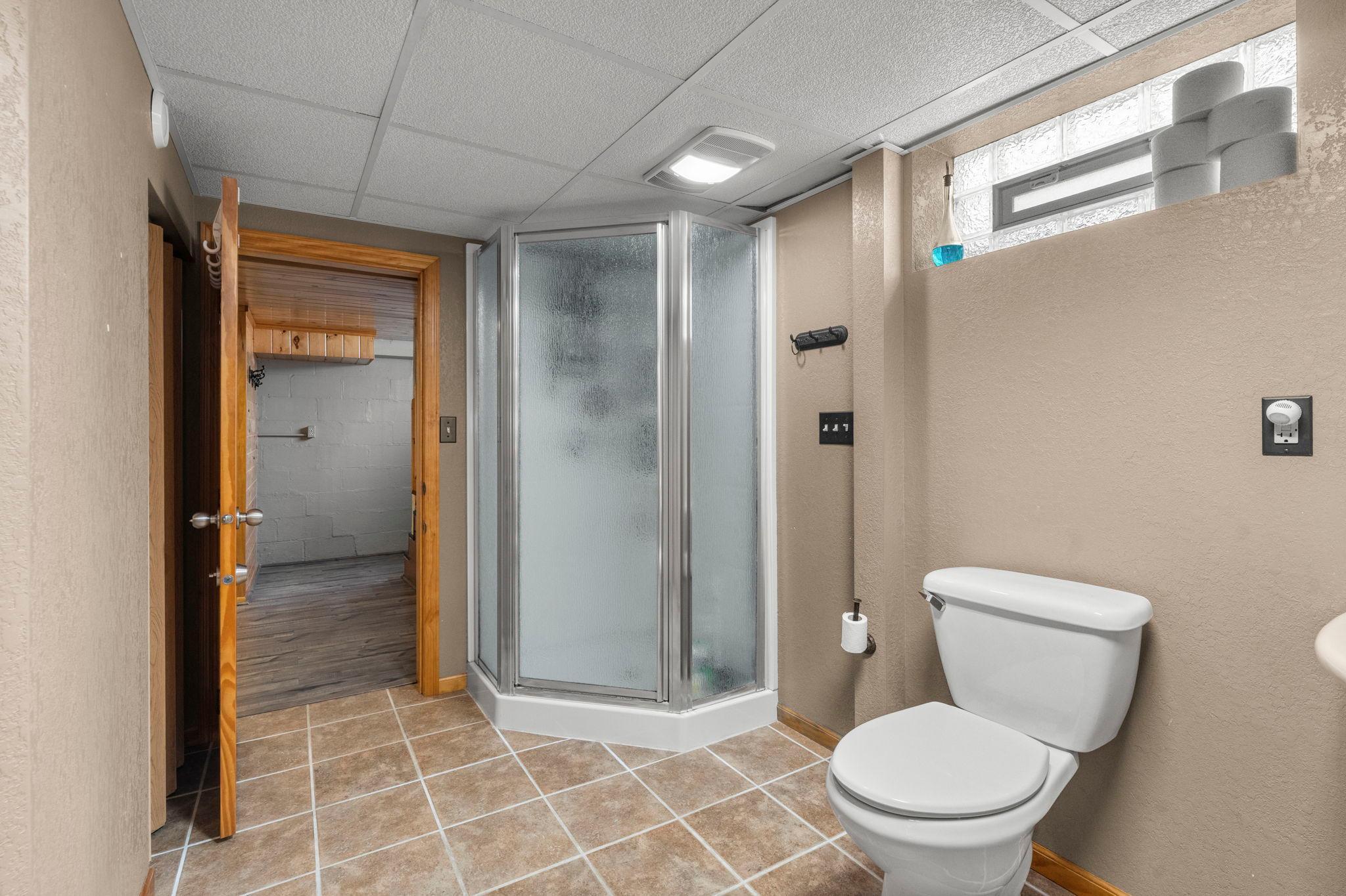 Lower level 3/4 bathroom