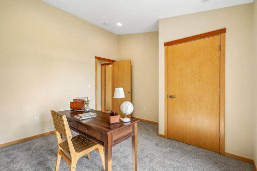 24-web-or-mls-Old Mill Ct-S0508-024.jpg
