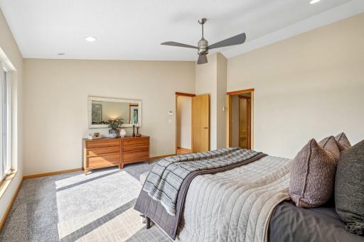28-web-or-mls-Old Mill Ct-S0508-028.jpg