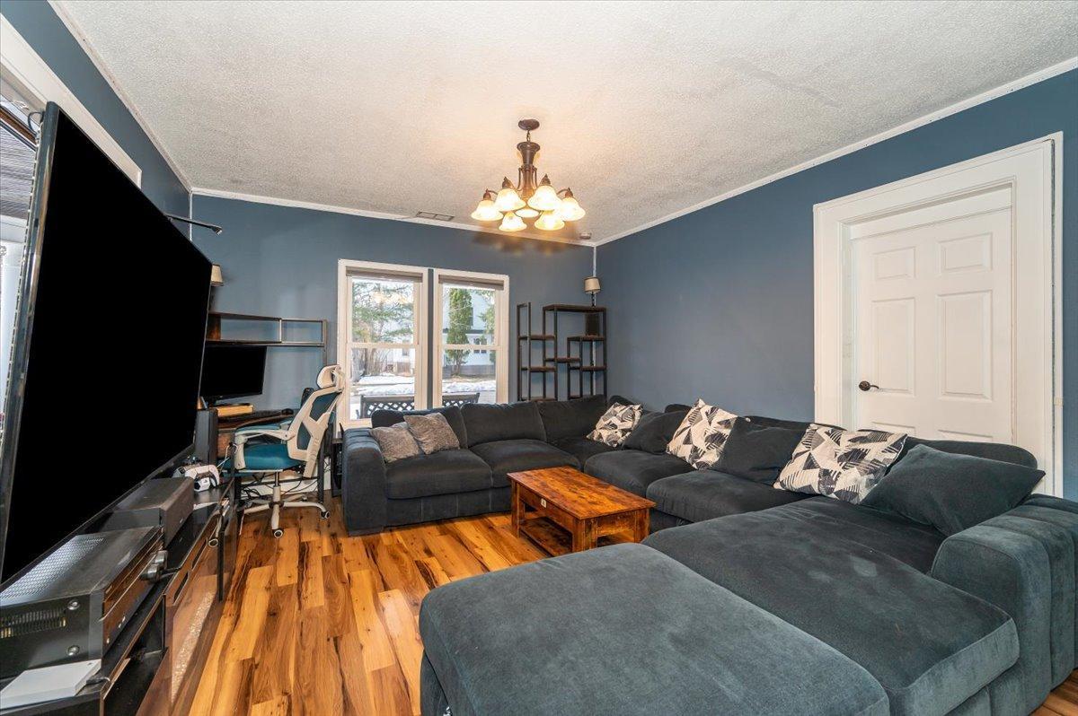 06-Living Room (2).jpg