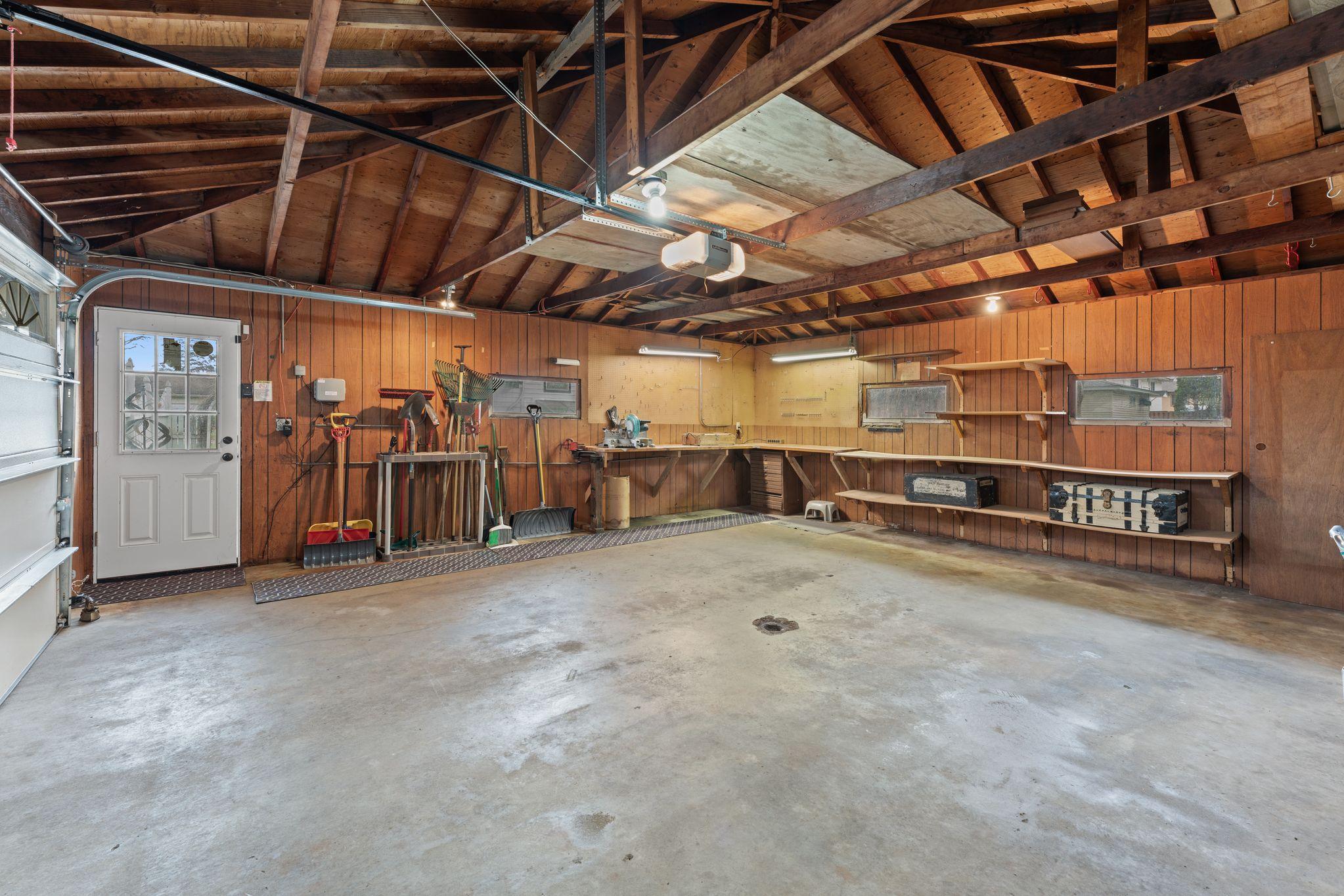 Garage has nice Workbench