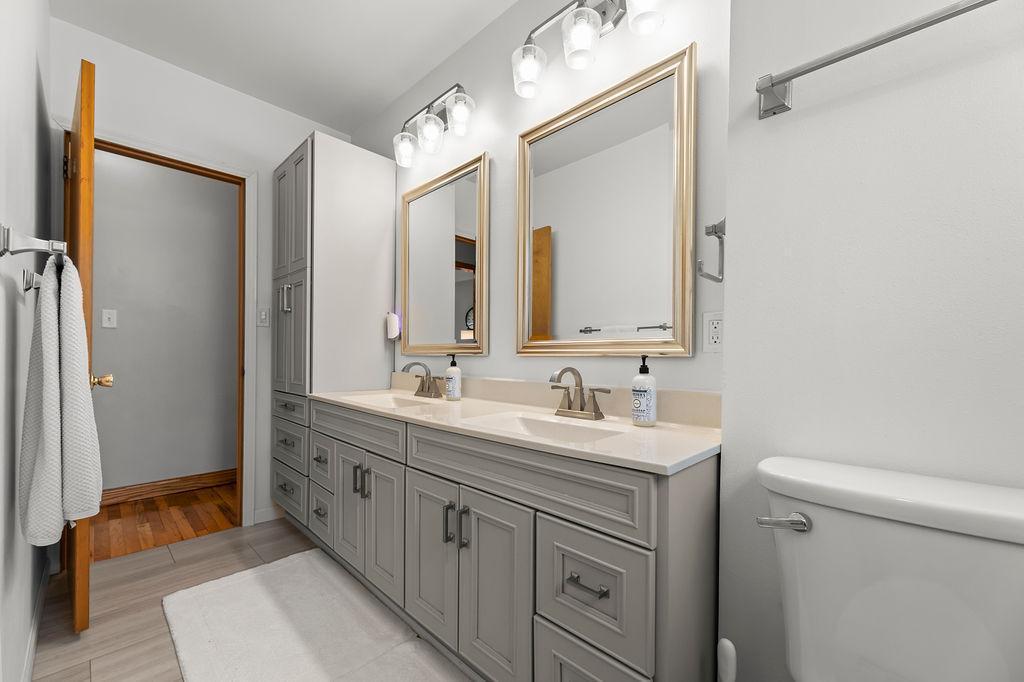 Spacious full bathroom