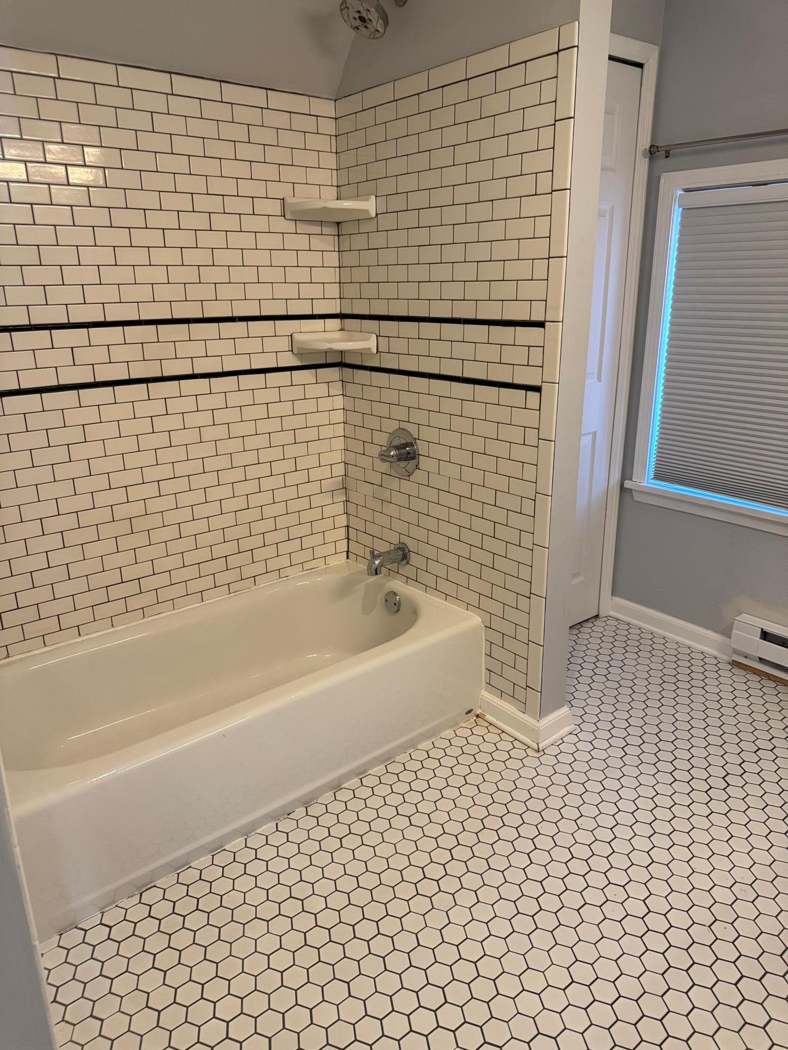 Full Bathroom w/shower & tub - Upper Level