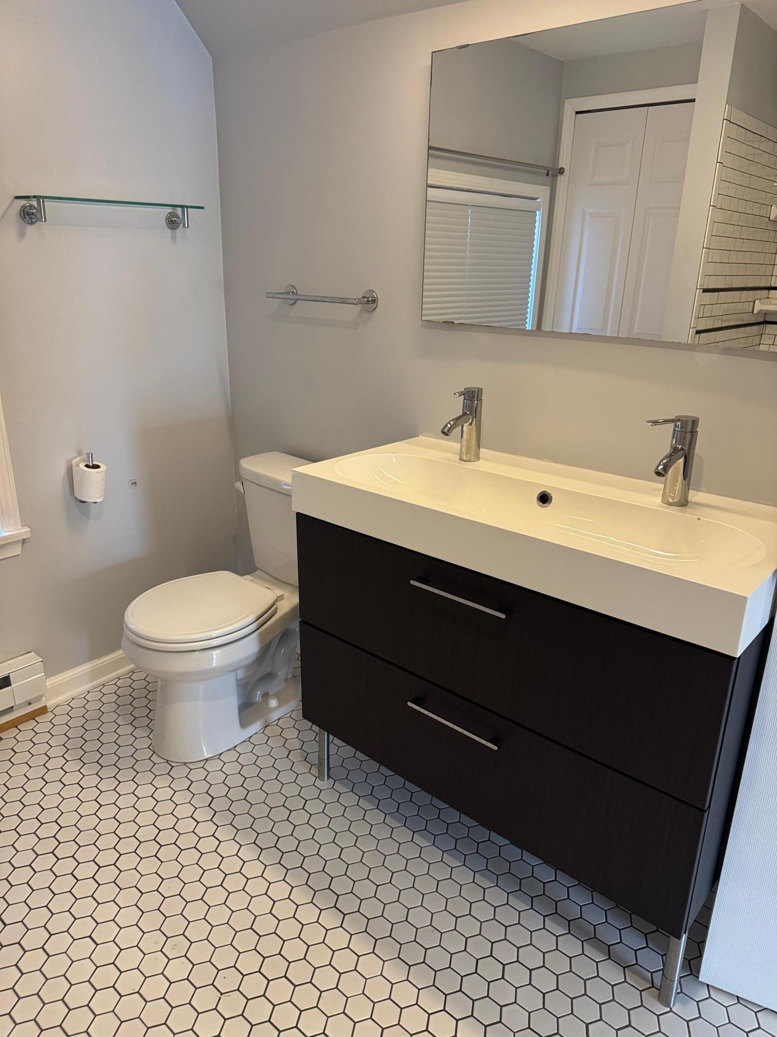Full Bathroom w/double sink vanity - Upper level