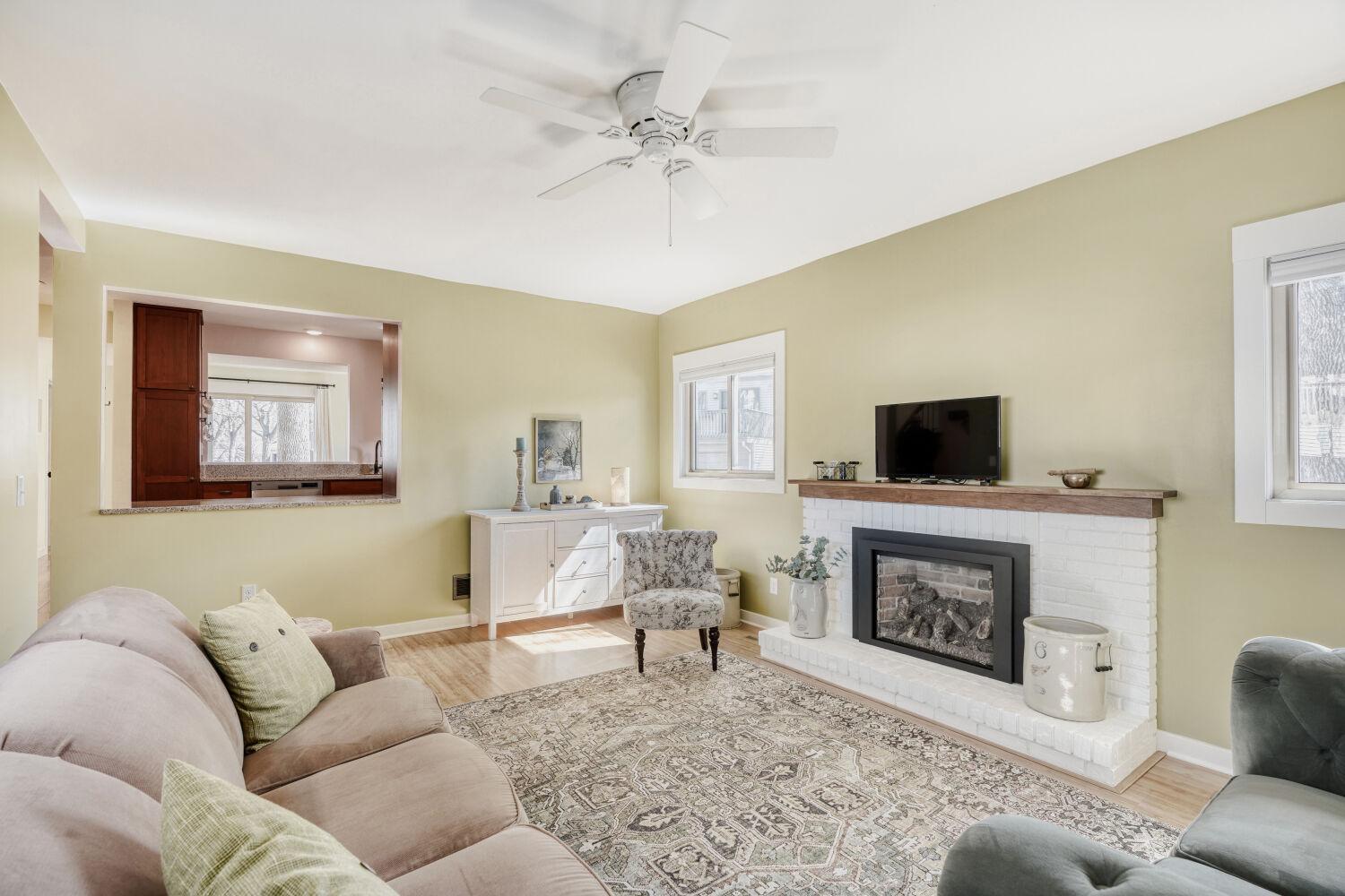 6220 Sandpiper Ct - Living Room (3).jpg