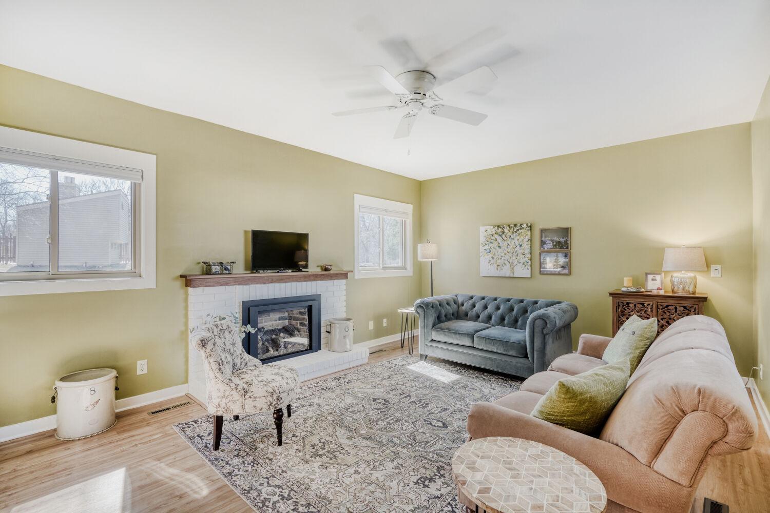 6220 Sandpiper Ct - Living Room.jpg