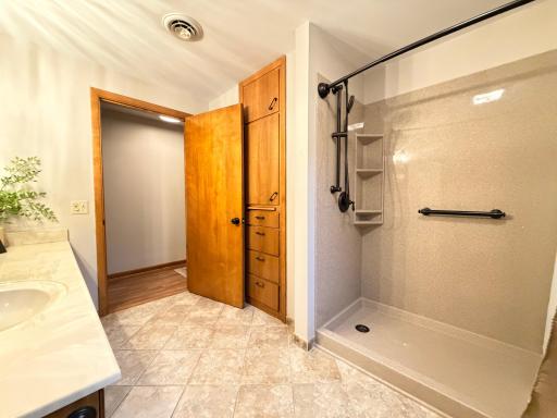 809 W Lake Avenue, Worthington, MN 56187