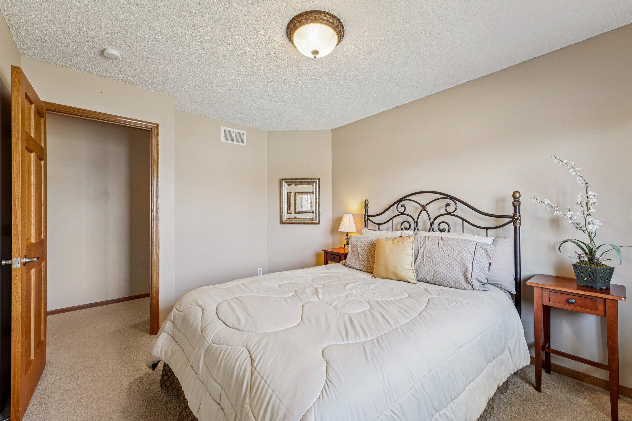 42-web-or-mls-Oak View Ct-S2603-042.jpg