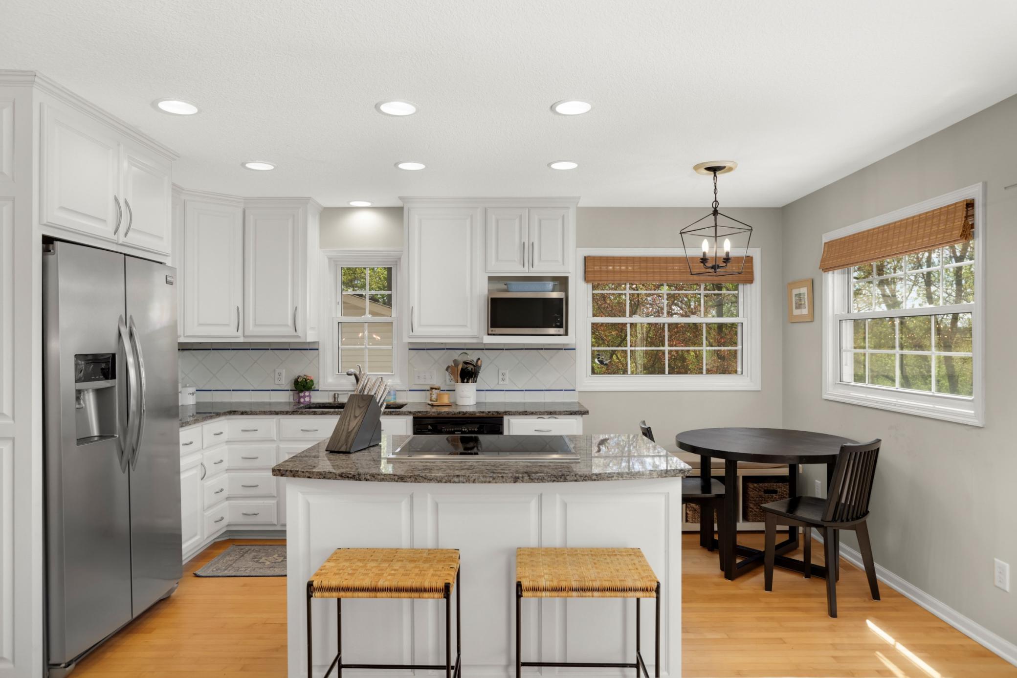 This kitchen is perfection. Bright and perfectly laid out to cook impressive dishes!