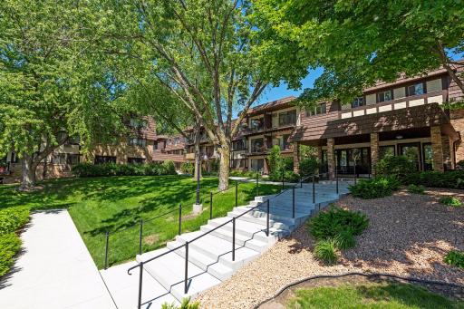 215 Barry Avenue S, 202, Wayzata, MN 55391
