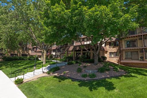 215 Barry Avenue S, 202, Wayzata, MN 55391
