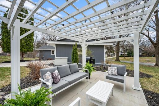 Sweet Pergola Pefect For Summer Entertaining